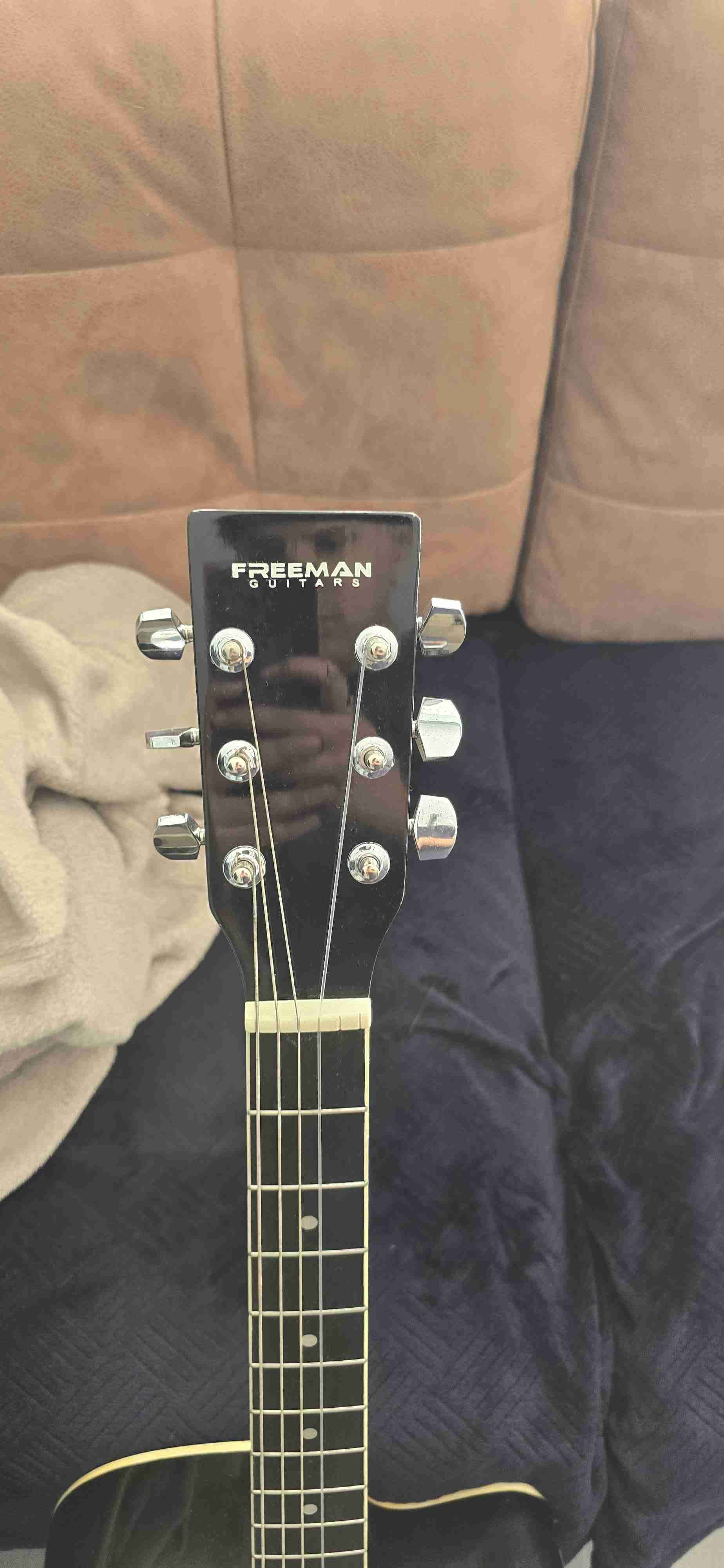 Guitarra electroacústica negra Freeman - miniatura 2