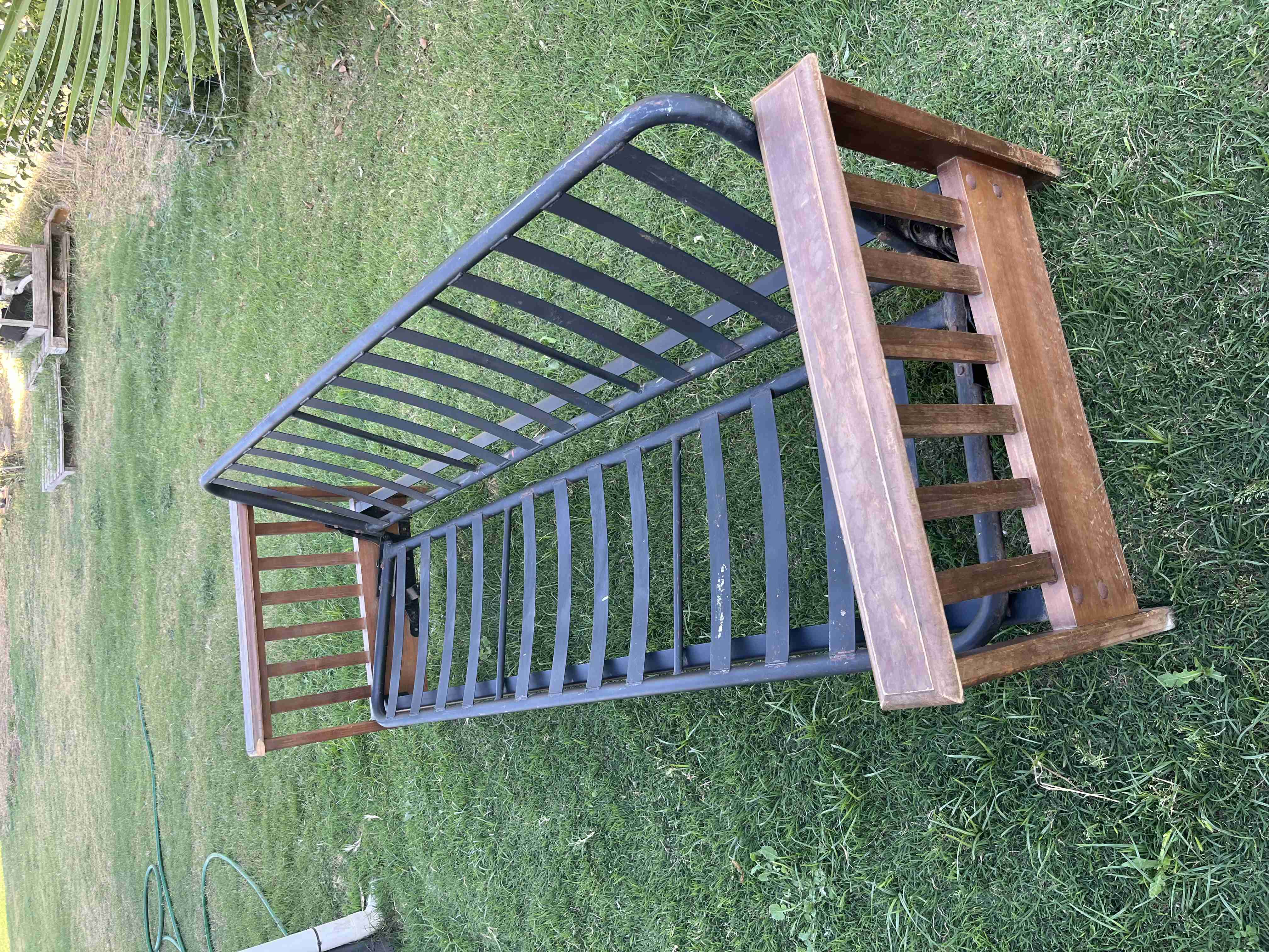 Sofá cama de metal con funda - miniatura 2