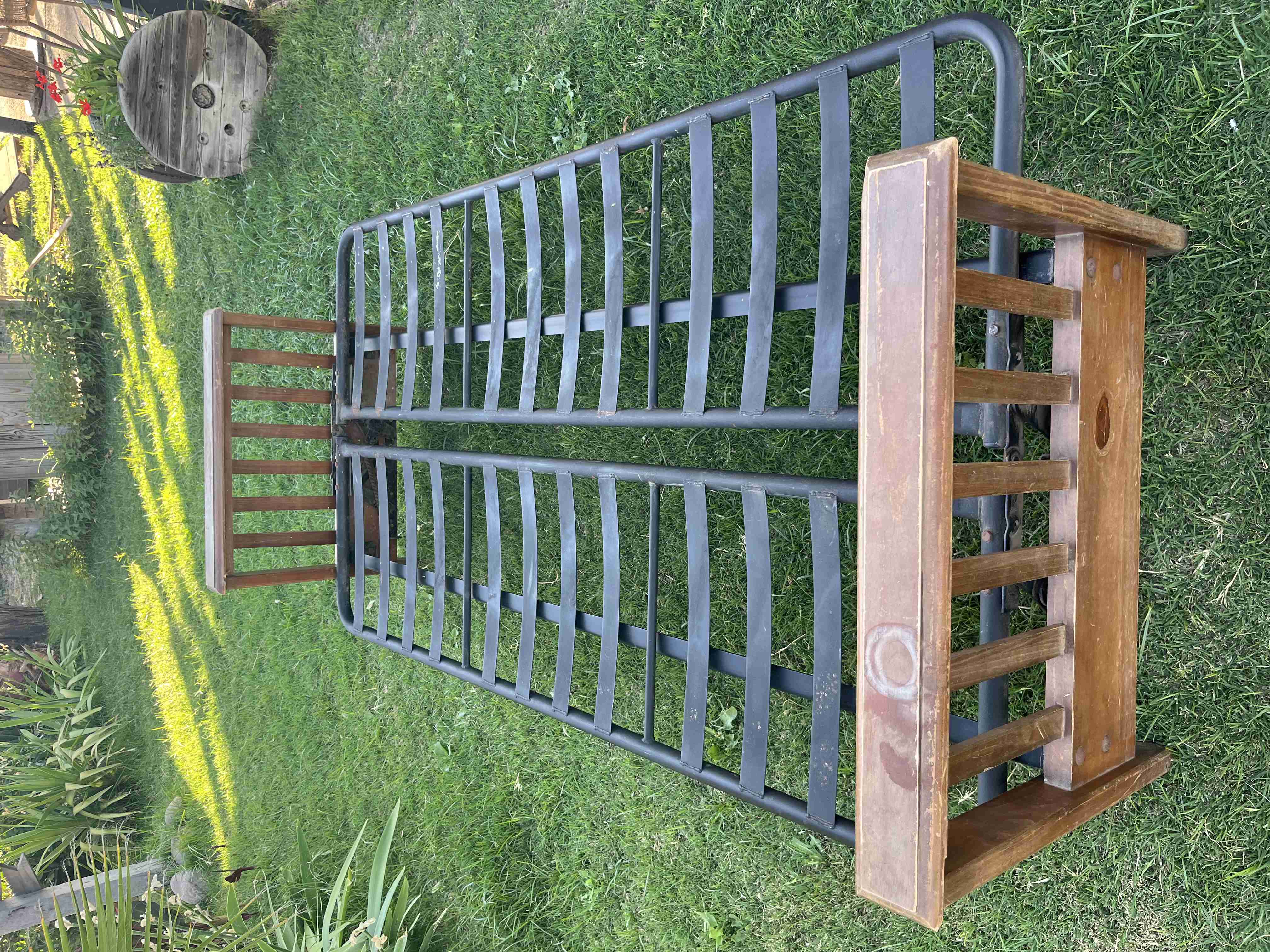 Sofá cama de metal con funda - miniatura 4