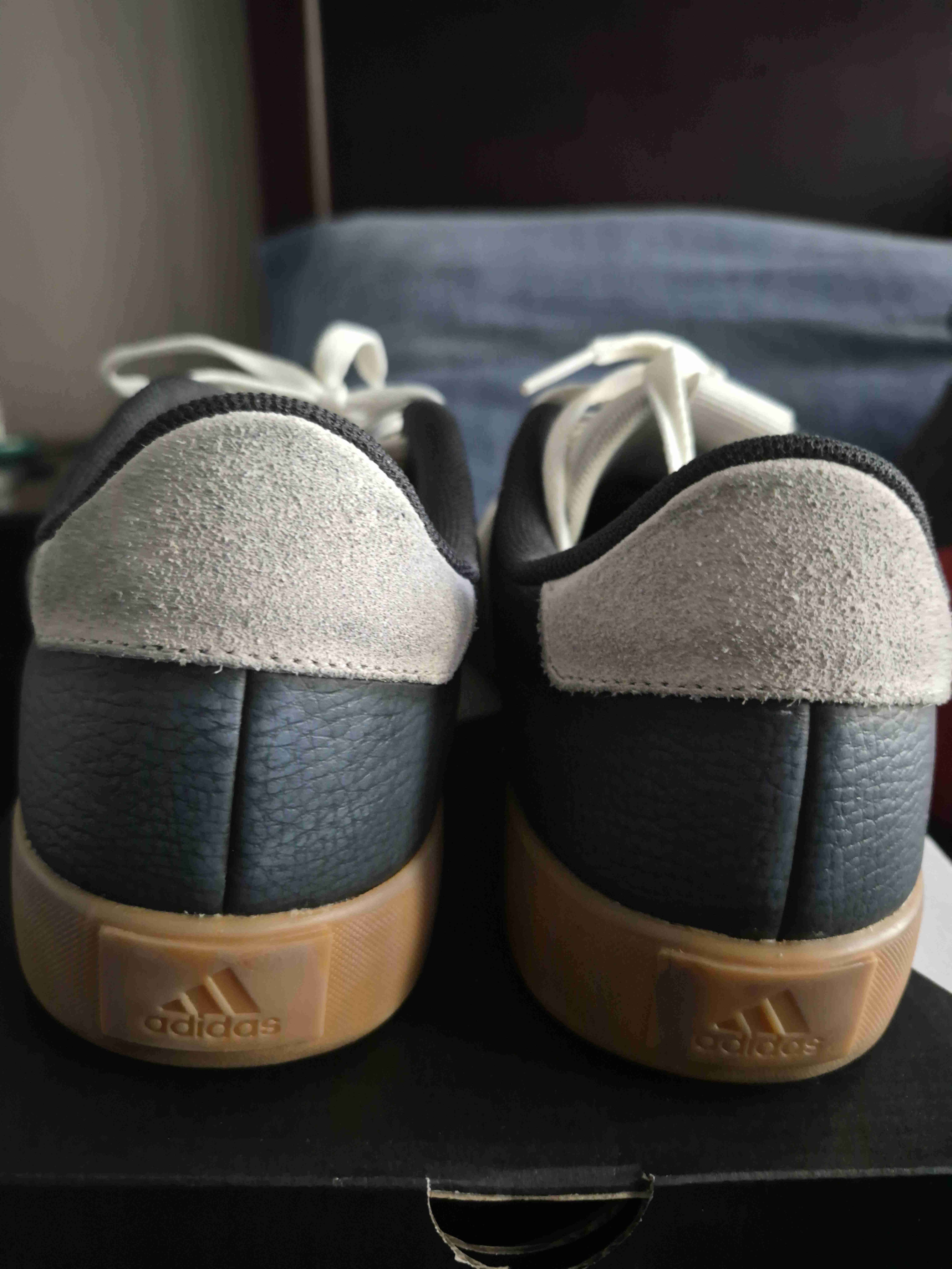 Zapatillas adidas blancas y negras - miniatura 2