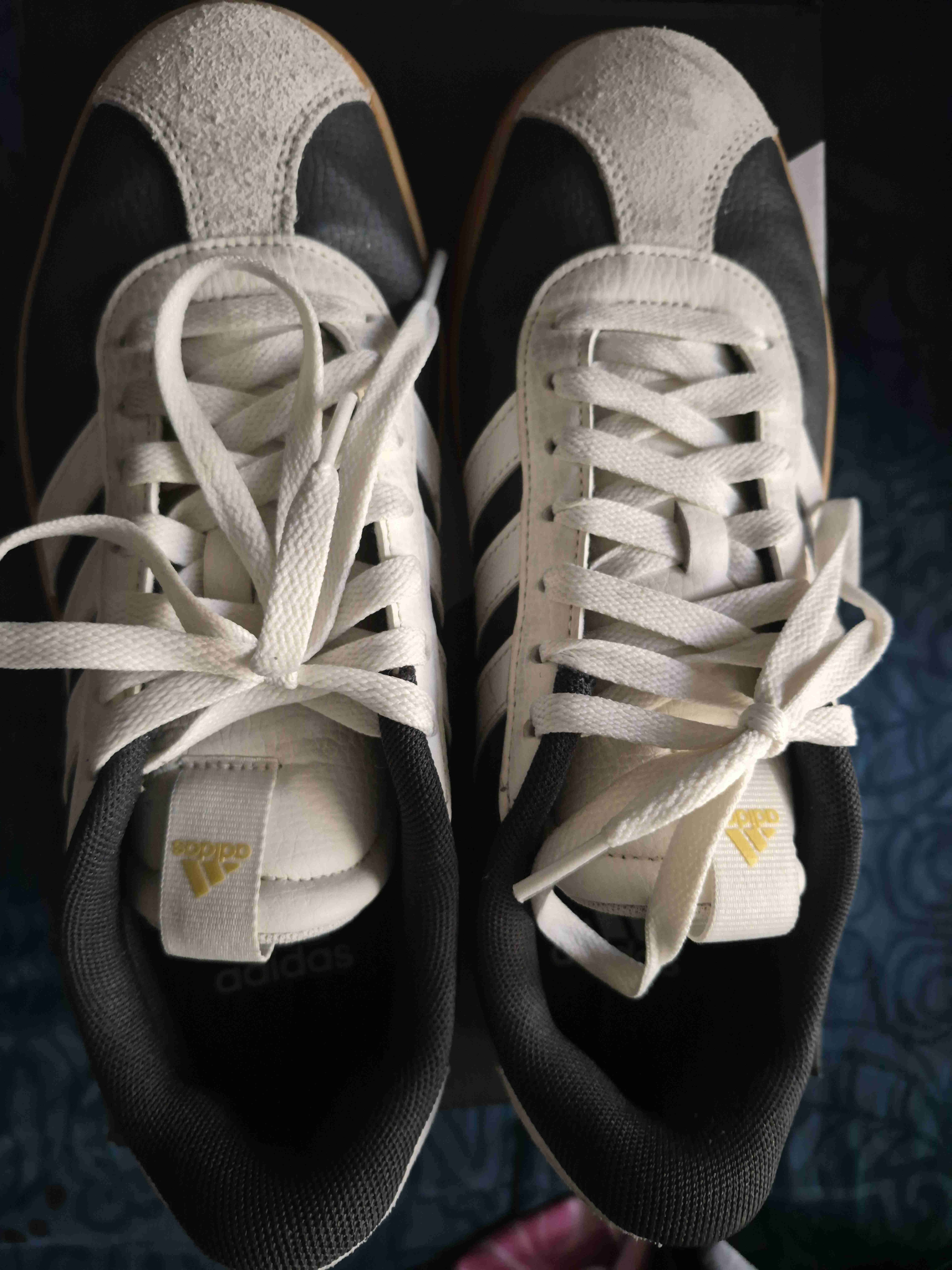 Zapatillas adidas blancas y negras - miniatura 3