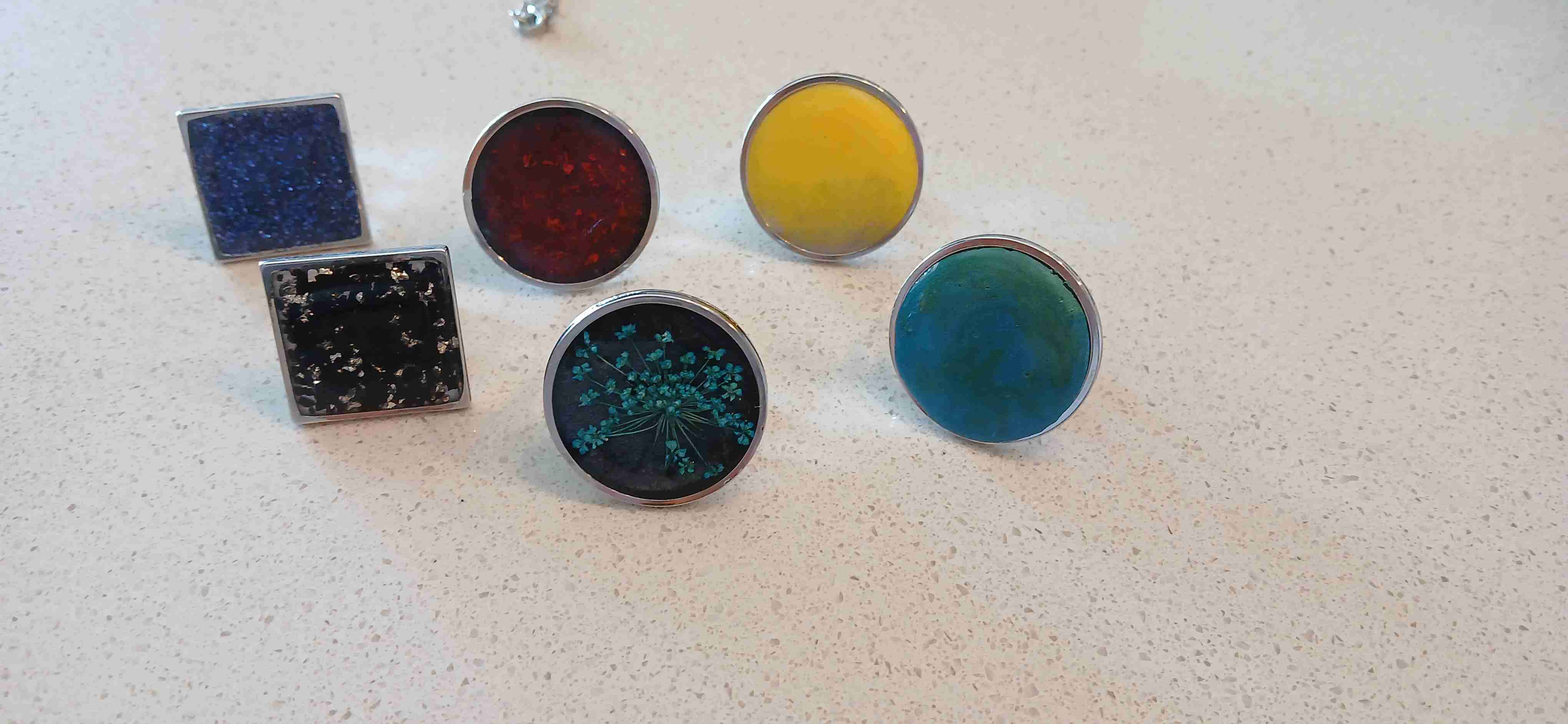 Anillos coloridos variados