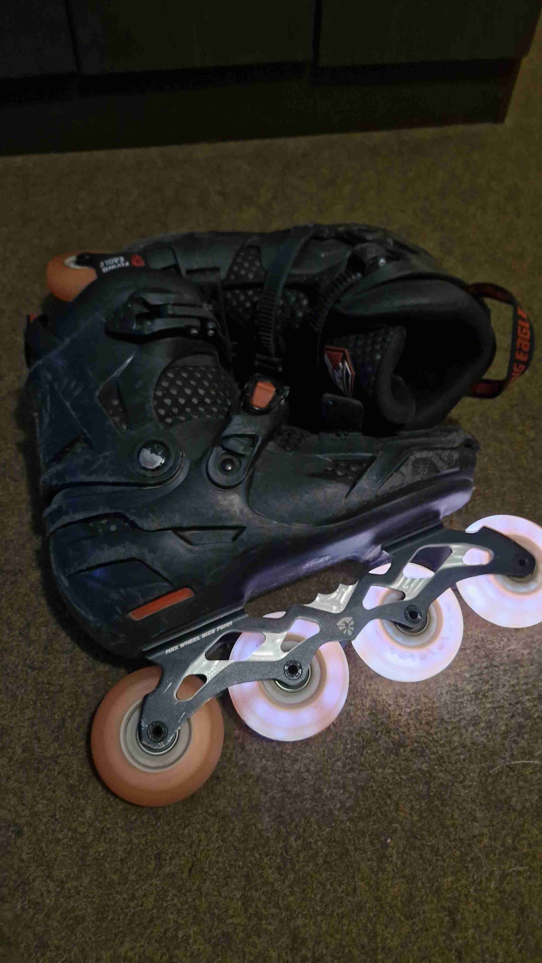 Patines flying eagle línea negros con ruedas led - miniatura 2