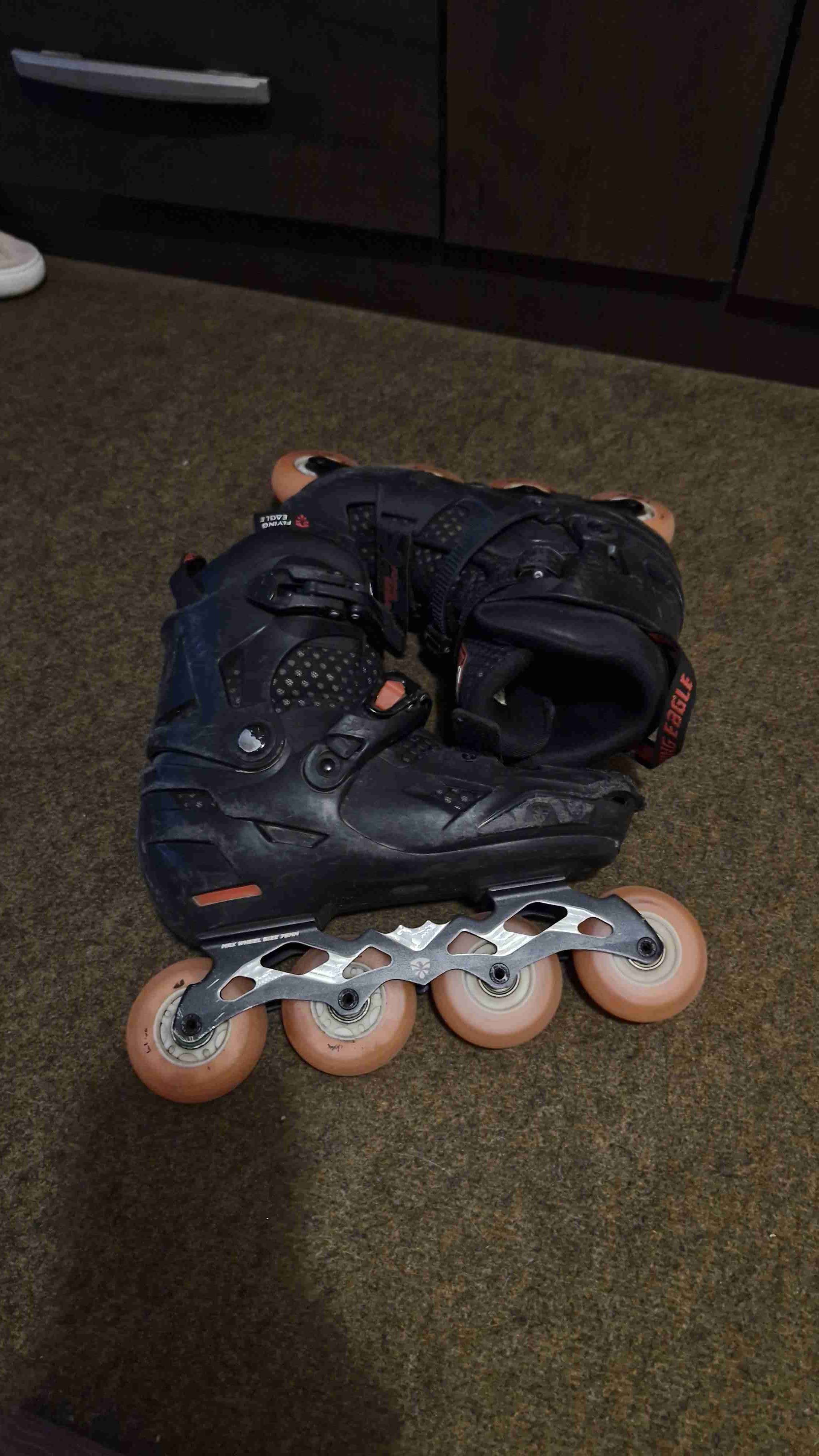 Patines flying eagle línea negros con ruedas led - miniatura 3