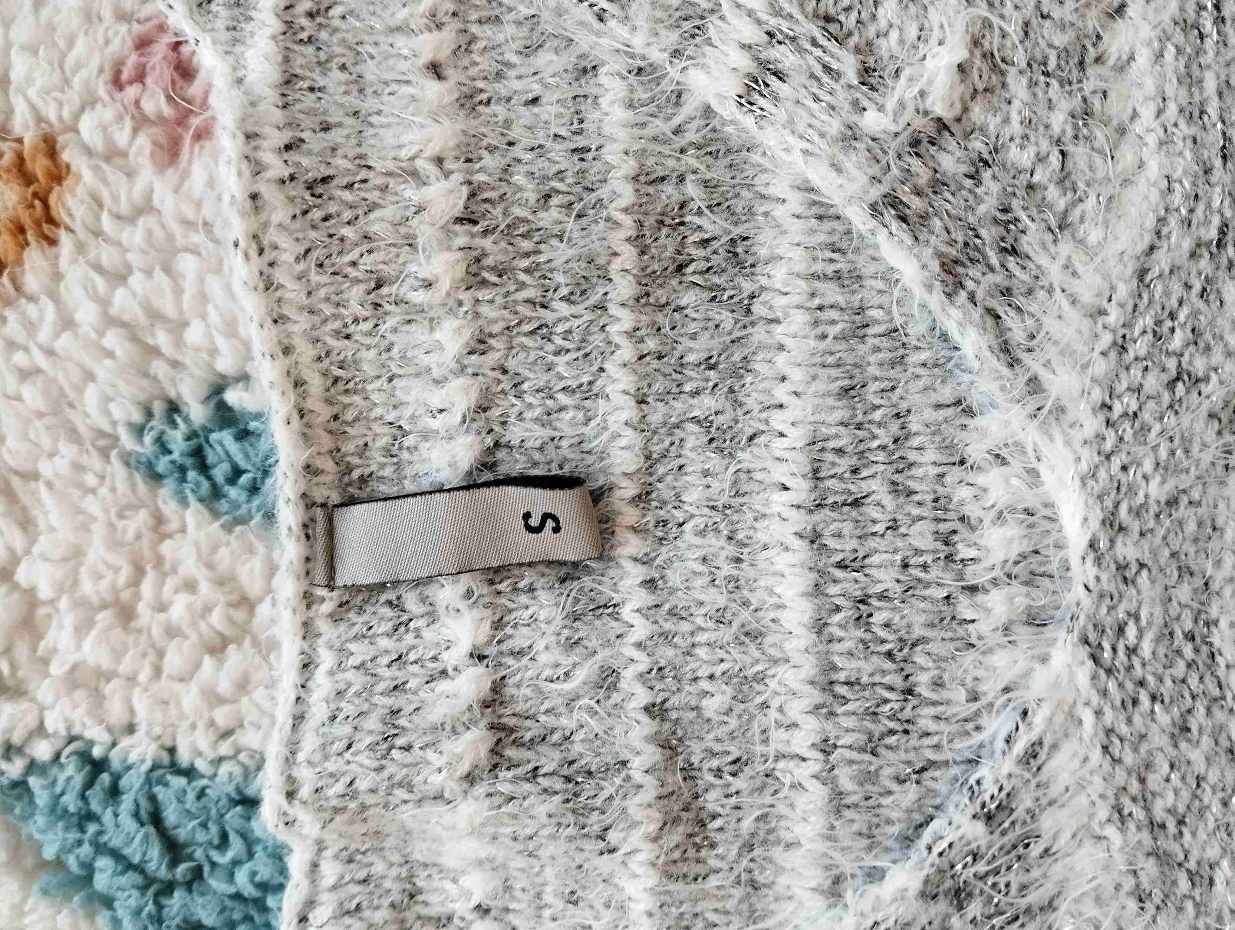 Suéter gris tejido - miniatura 2