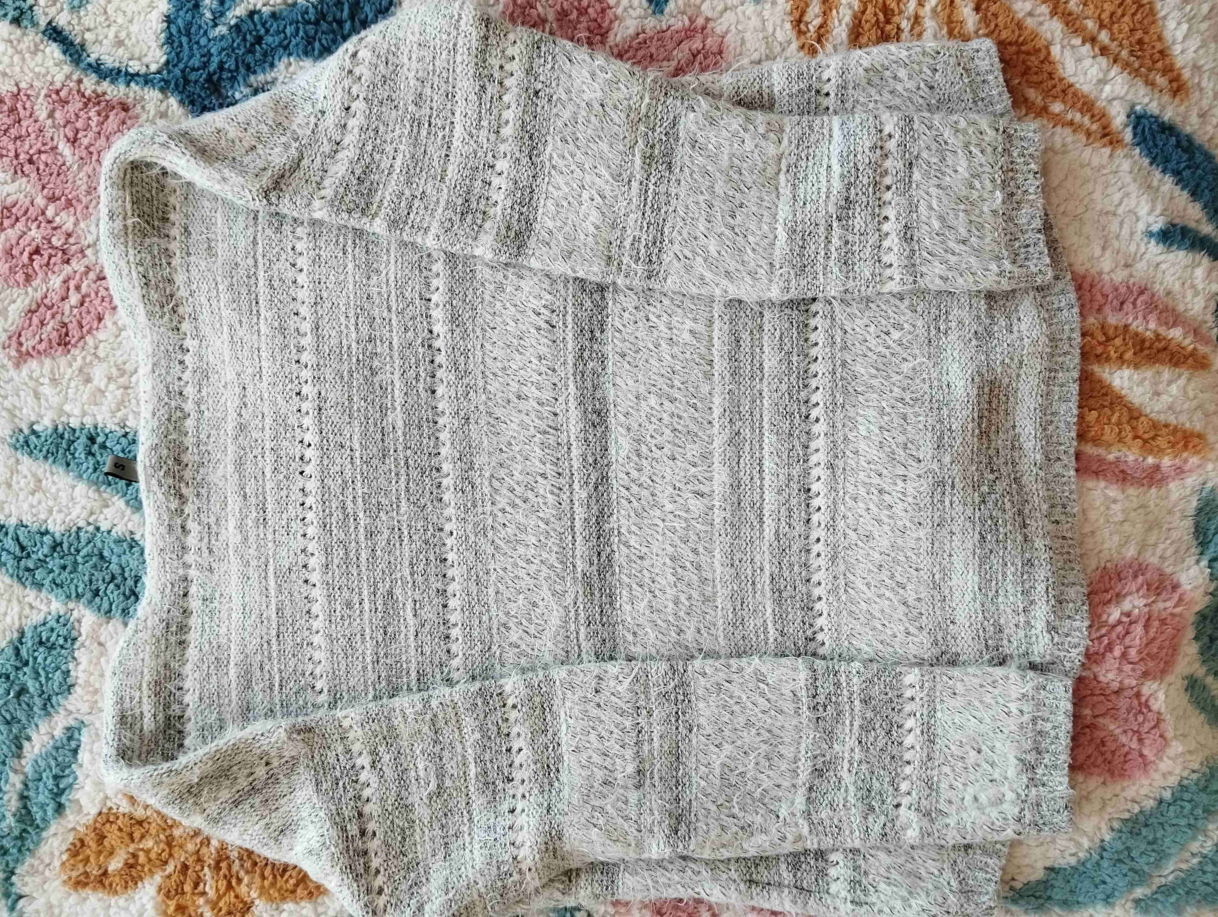 Suéter gris tejido - miniatura 5