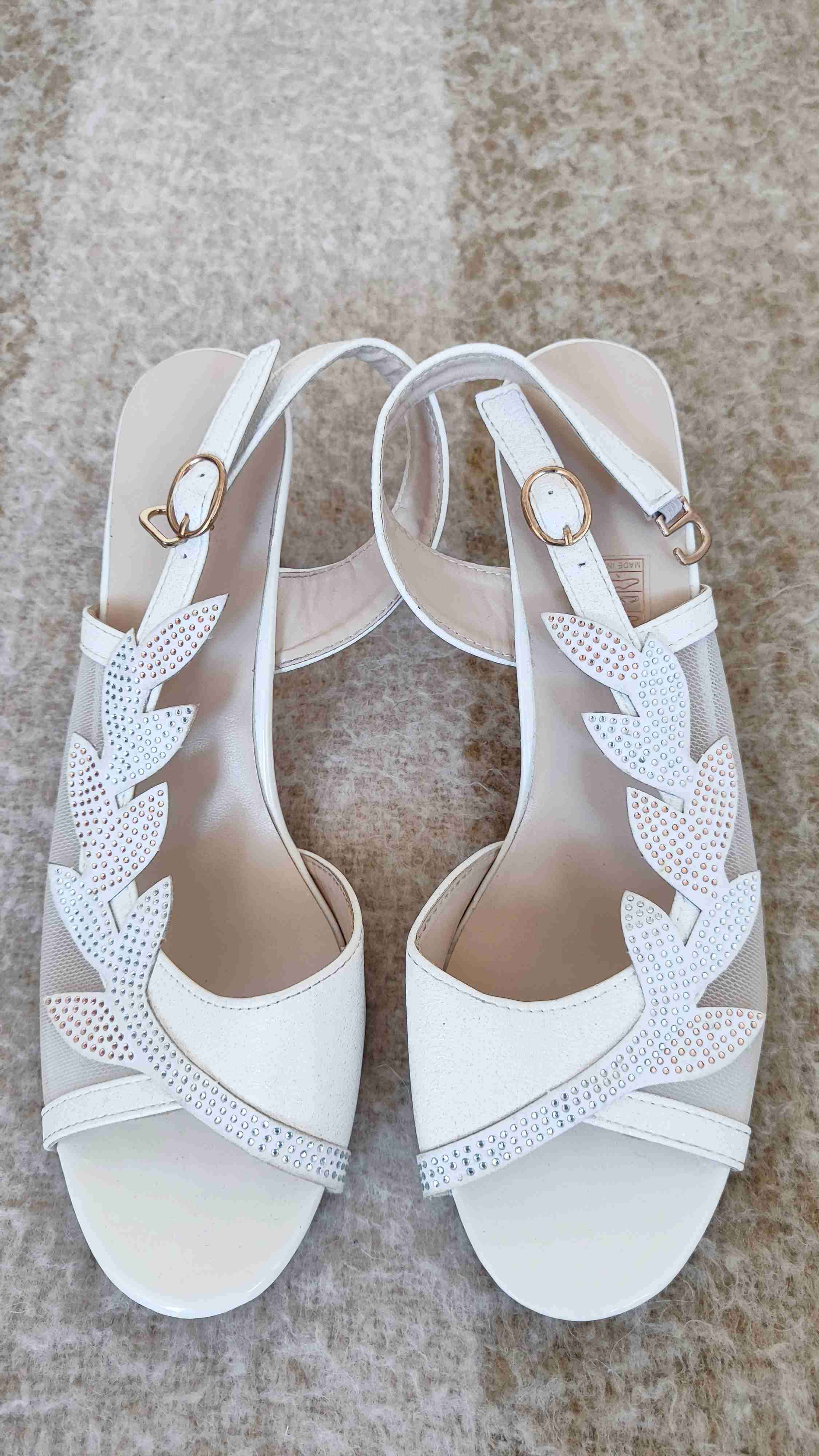 Sandalias blancas con apliques brillantes - miniatura 1