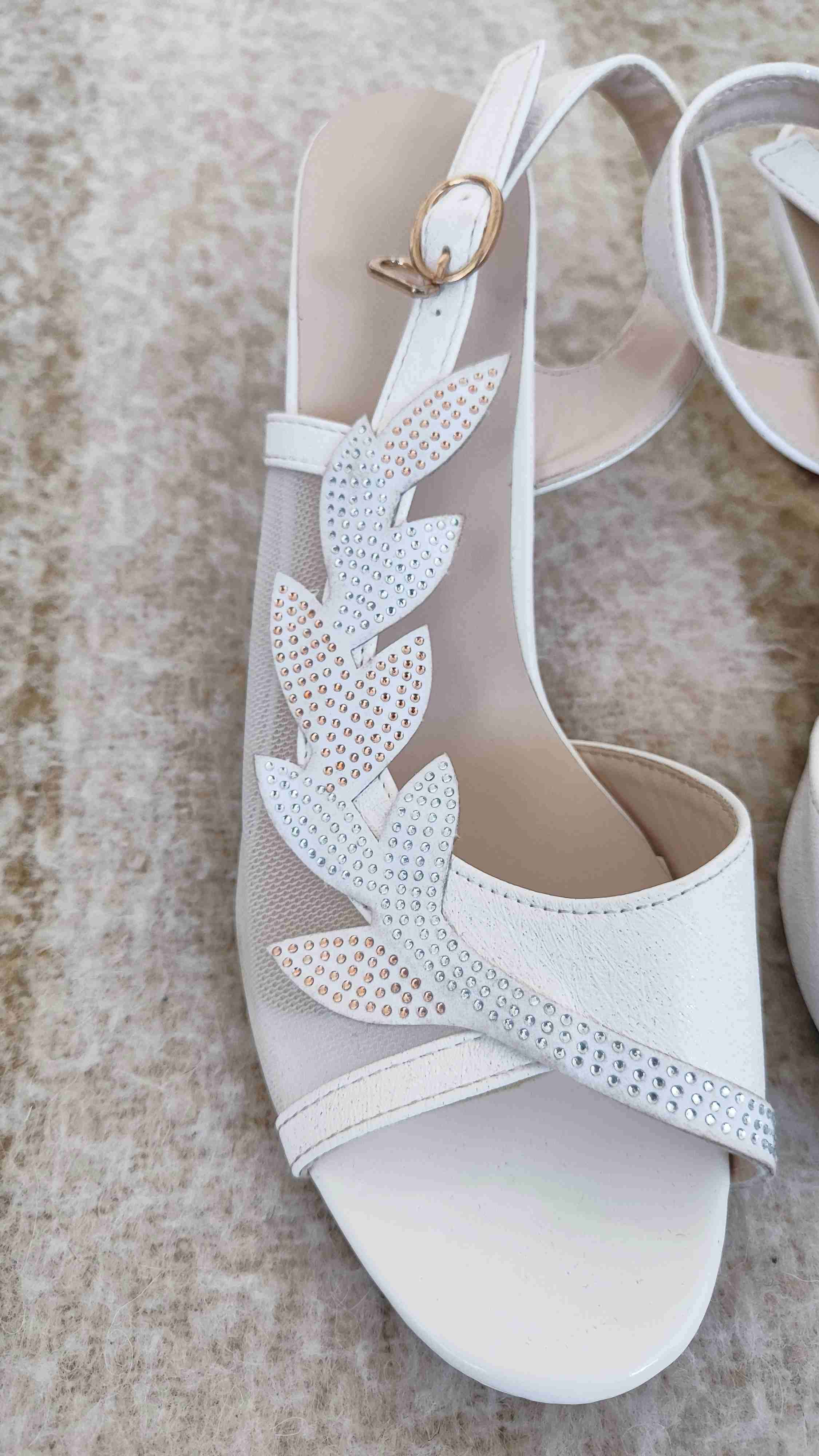 Sandalias blancas con apliques brillantes - miniatura 2