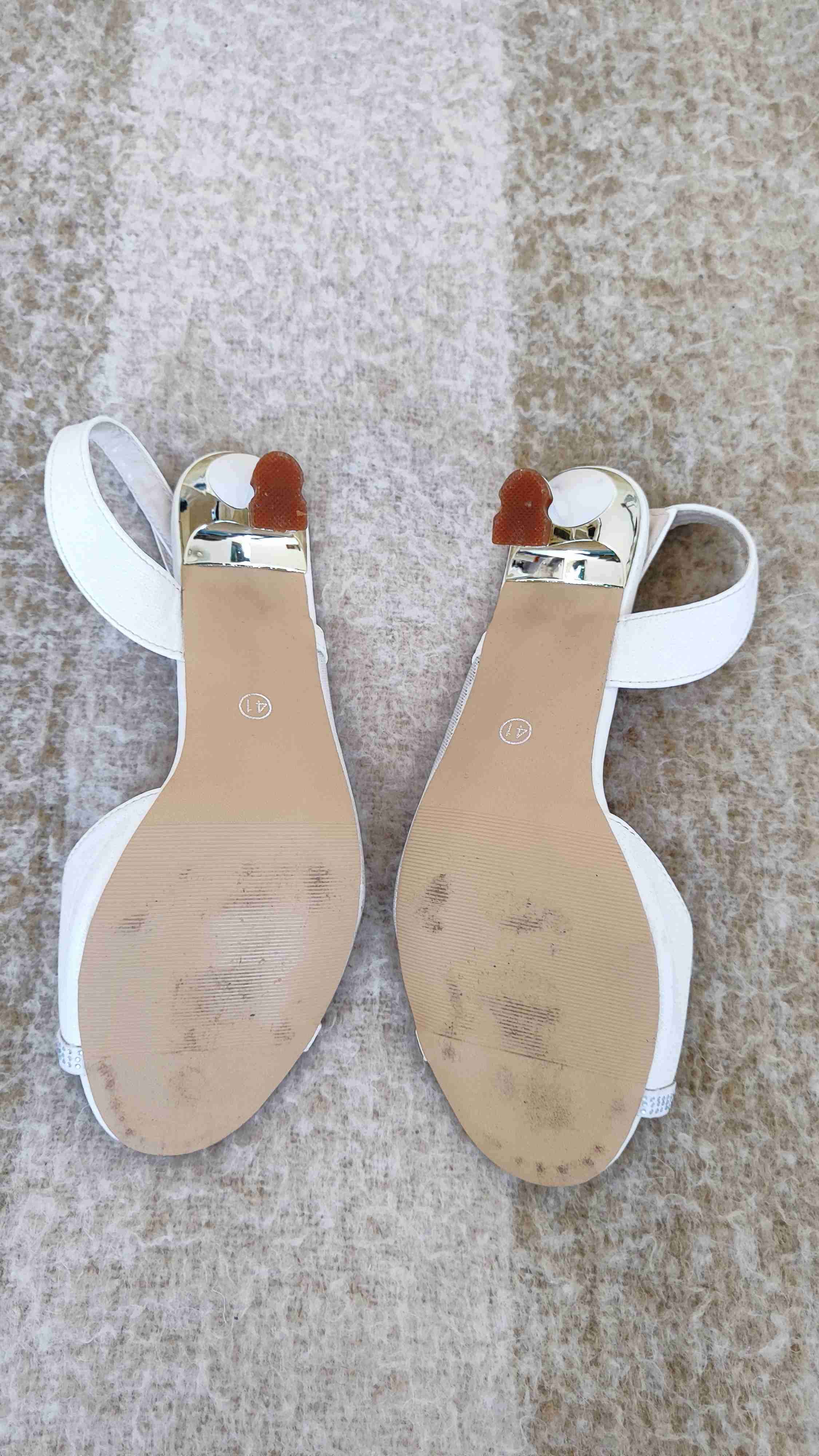 Sandalias blancas con apliques brillantes - miniatura 3