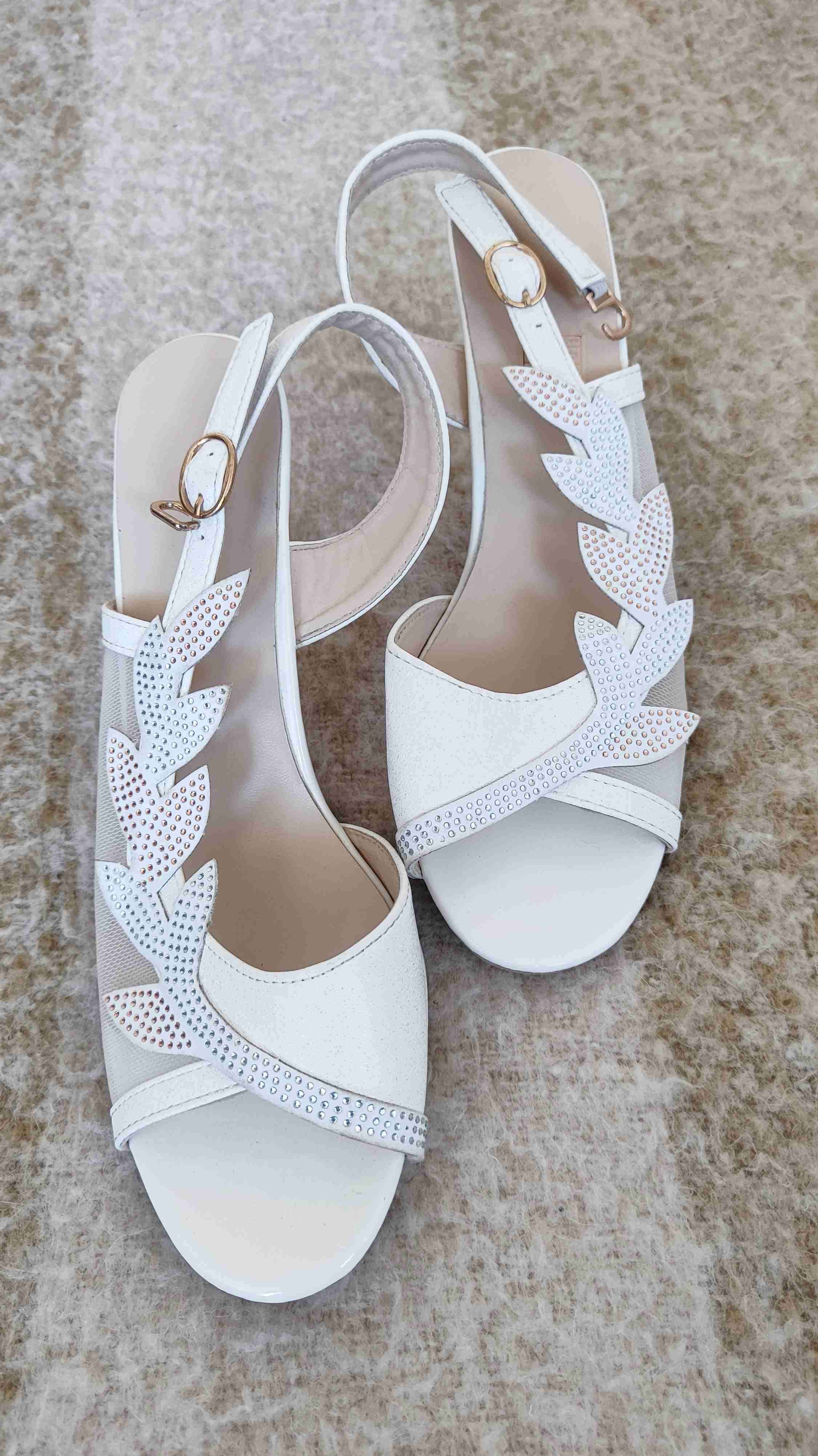 Sandalias blancas con apliques brillantes - miniatura 4