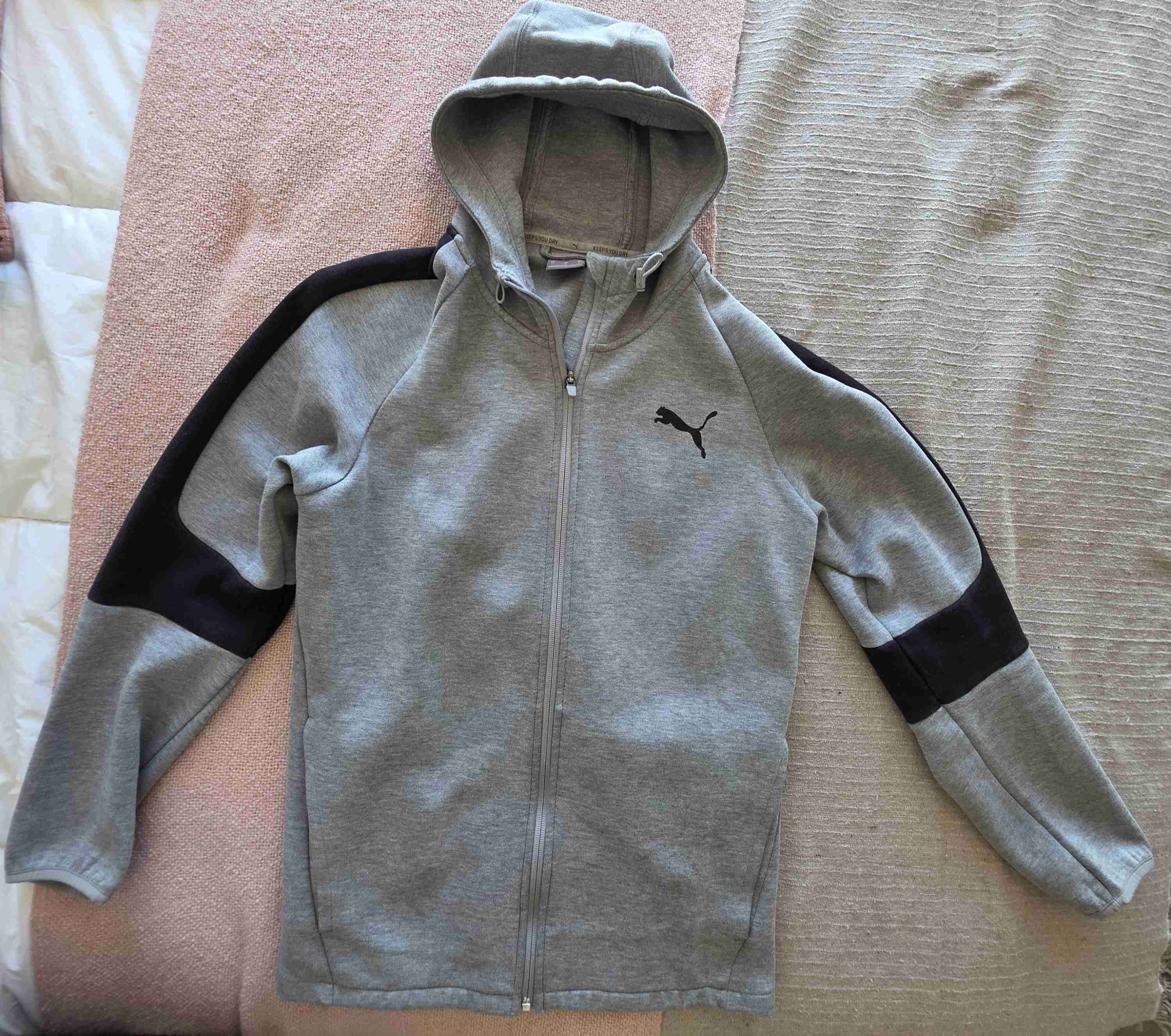 Polerón gris con capucha marca Puma