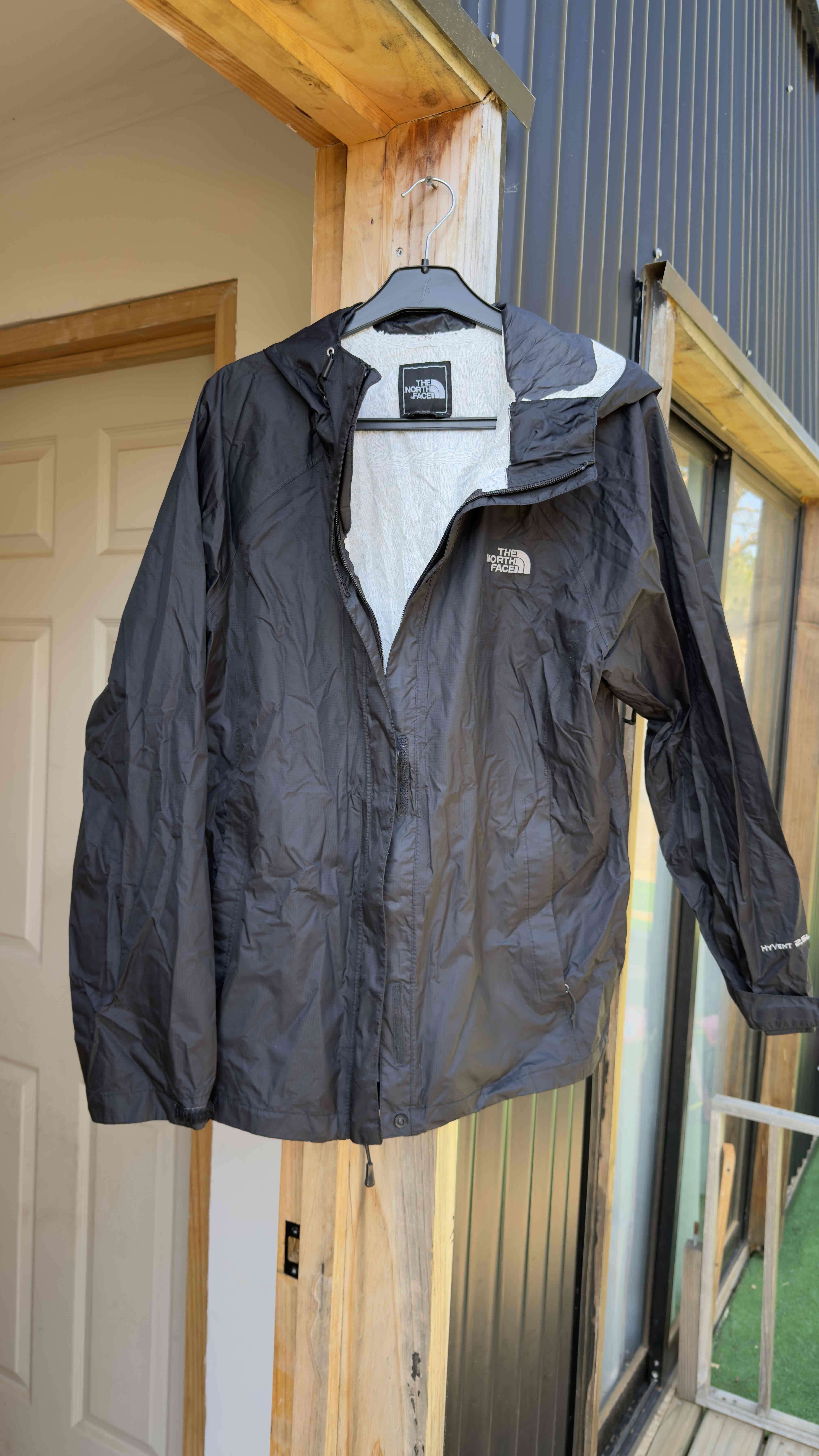 Chaqueta impermeable negra - miniatura 1