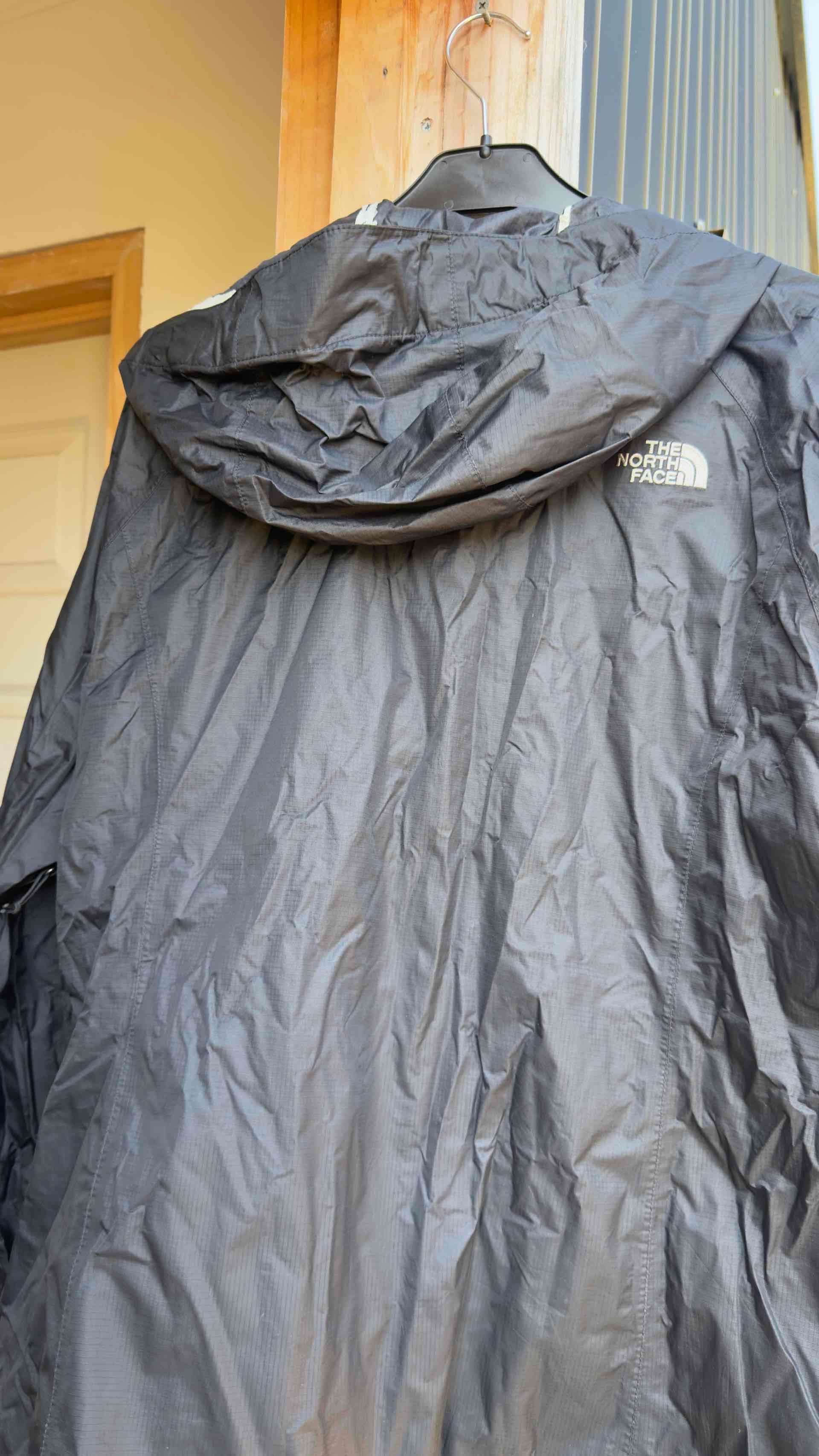 Chaqueta impermeable negra - miniatura 5