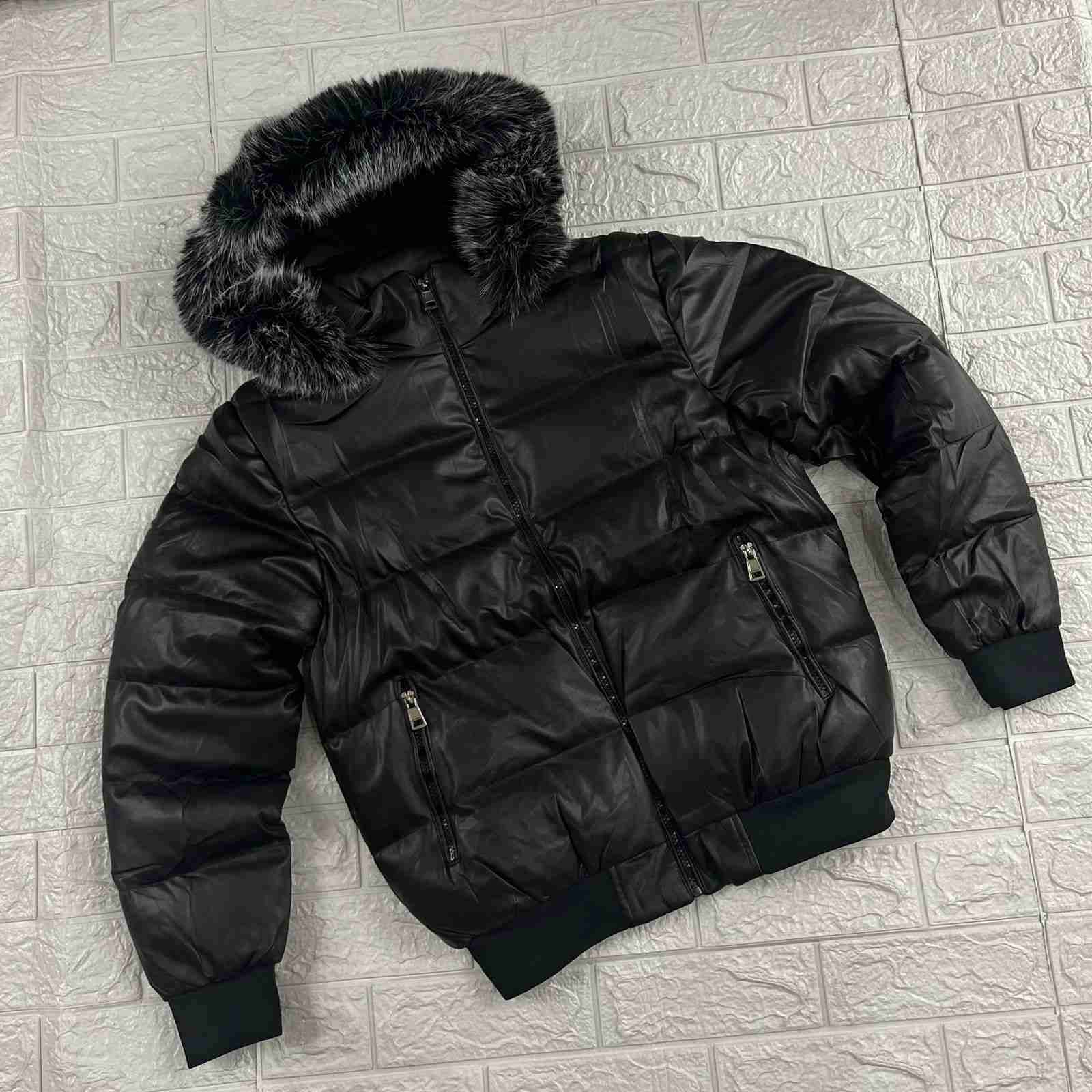 Chaqueta negra con capucha - miniatura 2