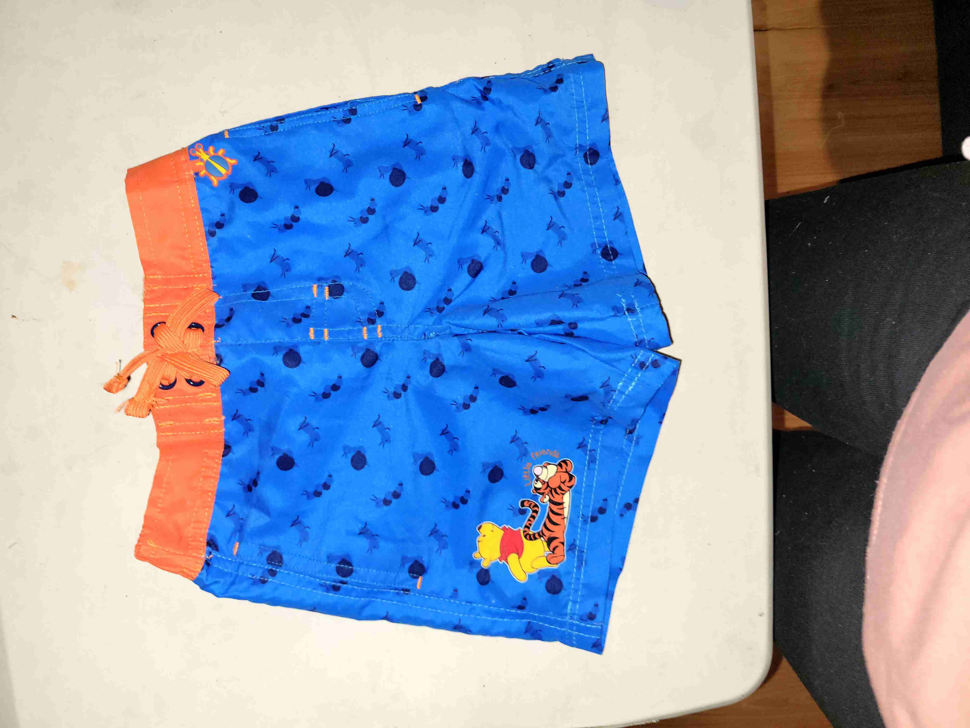 Short de baño azul con estampado