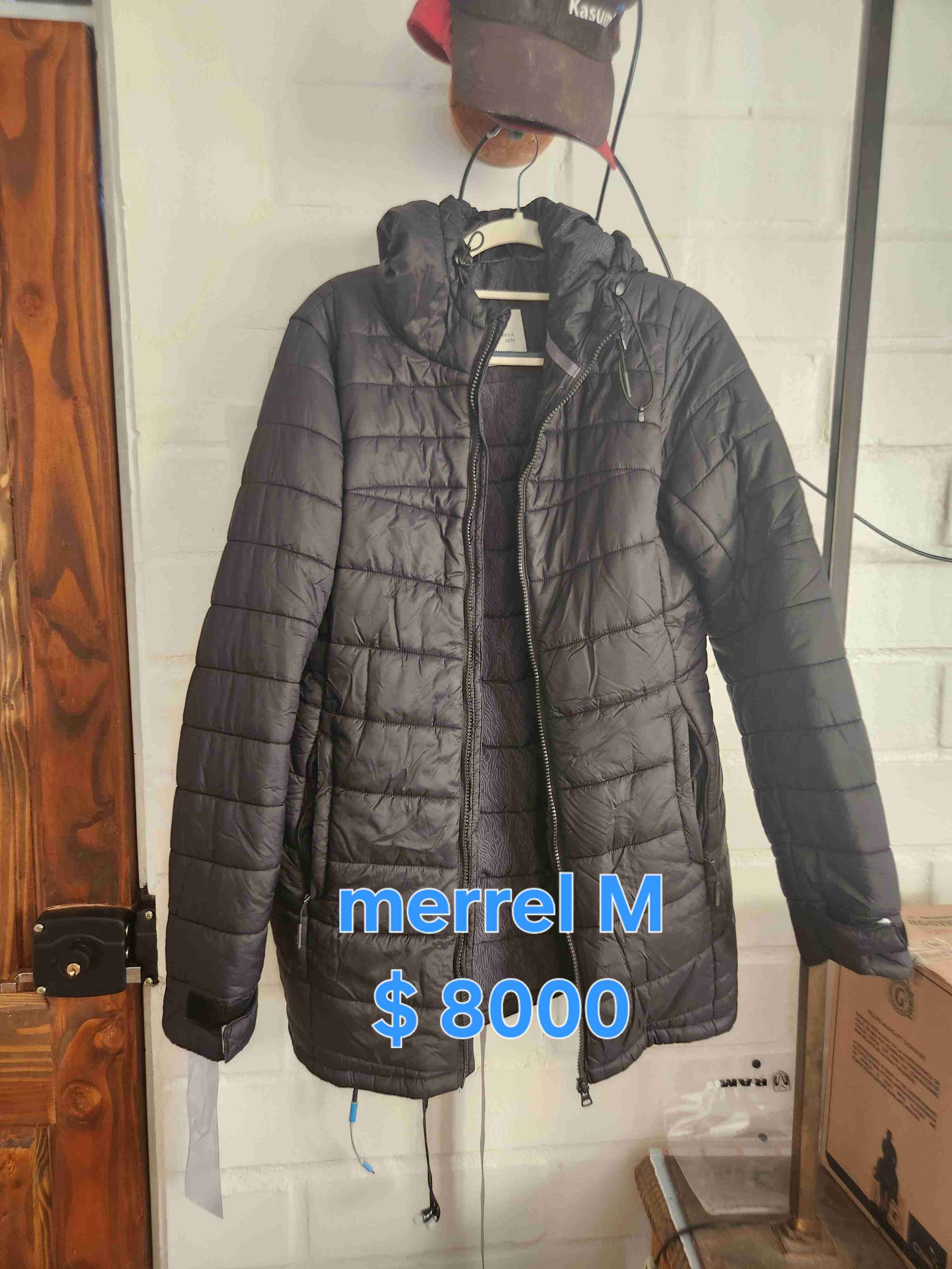 Parka negra con capucha