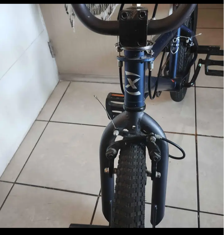 Bicicleta todo terreno azul - miniatura 1