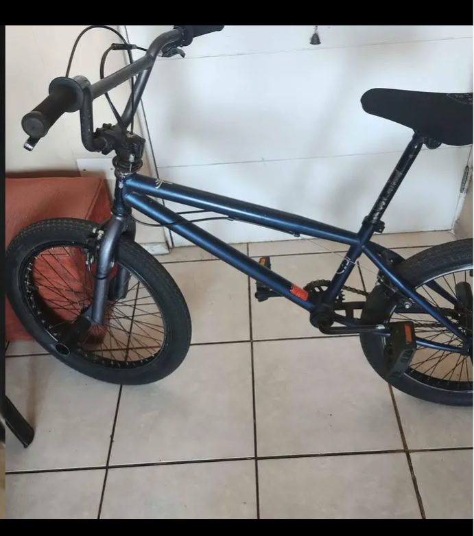 Bicicleta todo terreno azul - miniatura 2