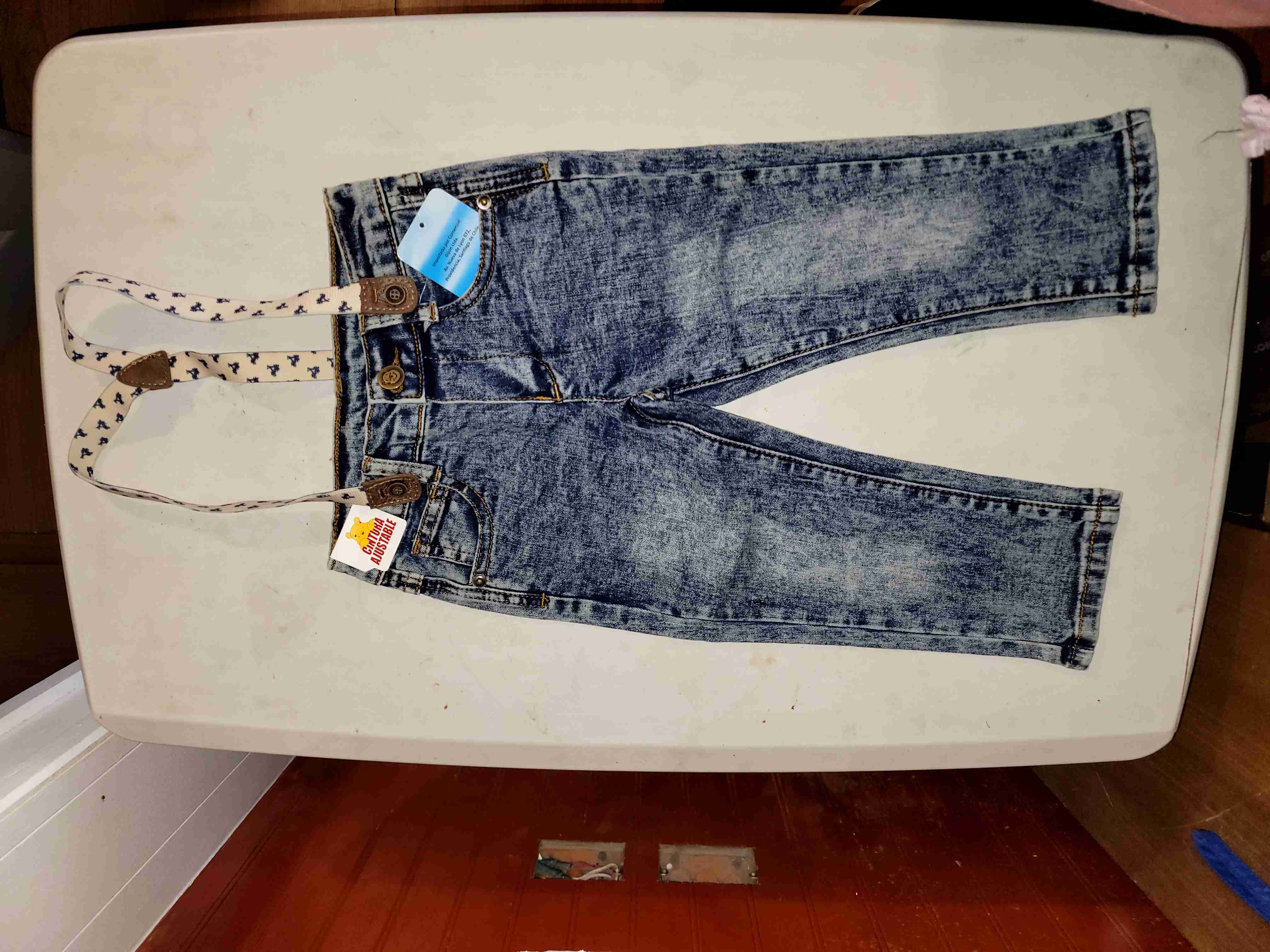 Jeans de niño con tirantes