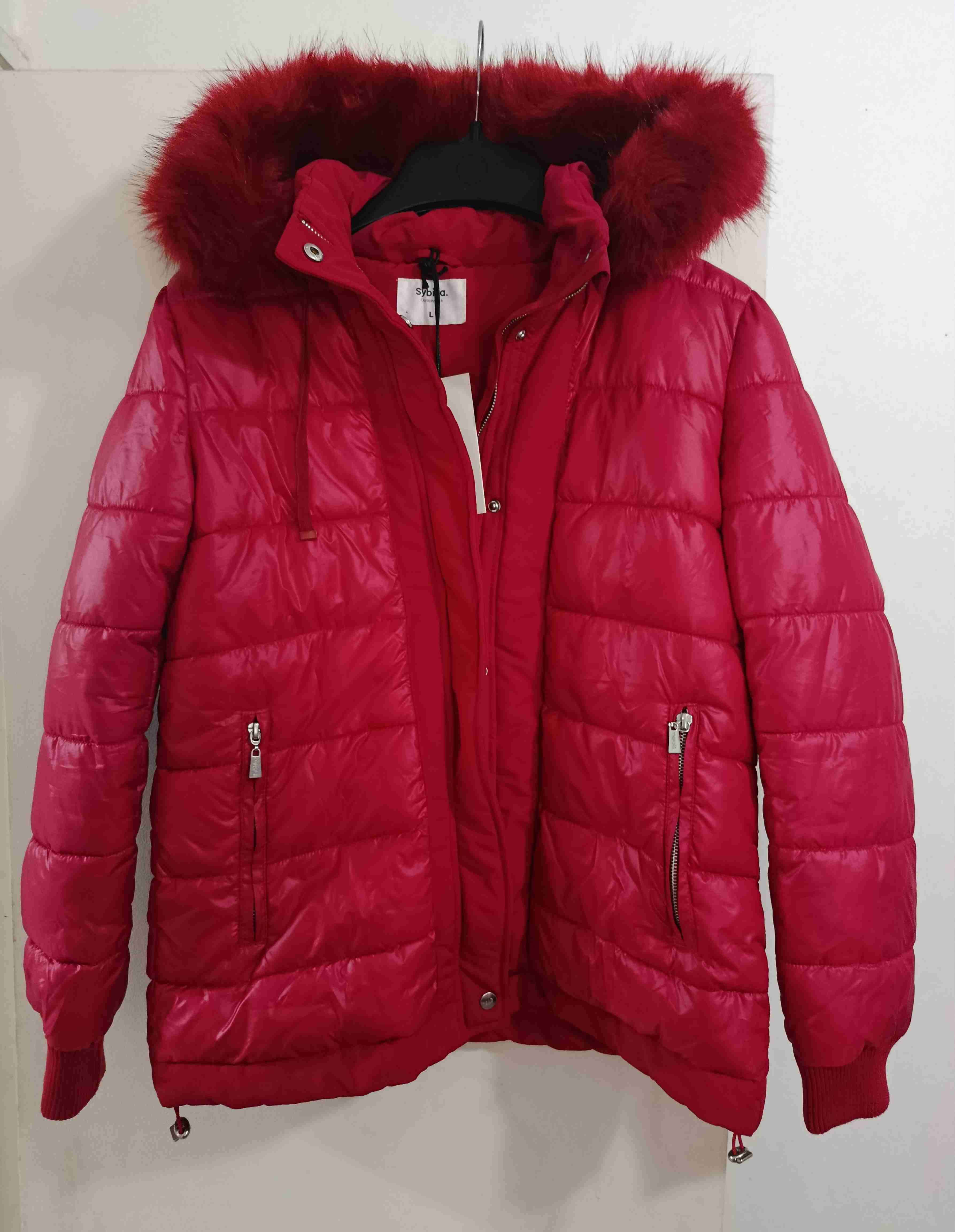 Chaqueta roja con capucha de piel - miniatura 1