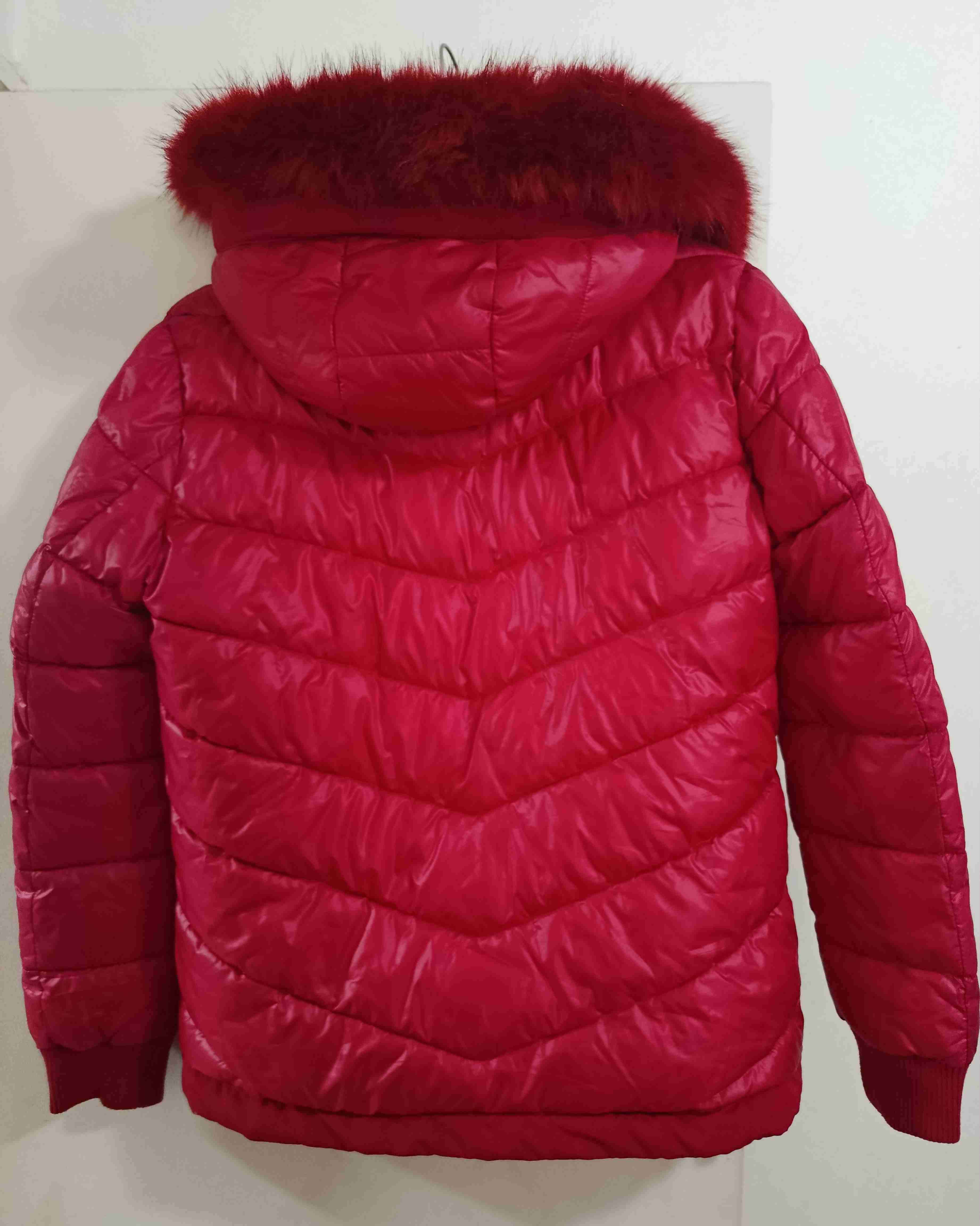 Chaqueta roja con capucha de piel - miniatura 2