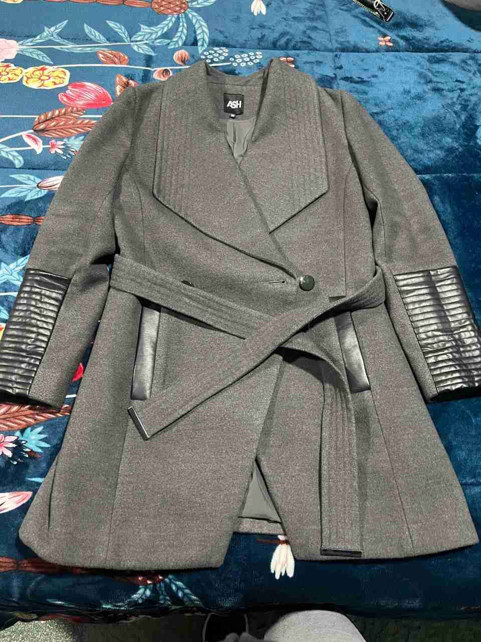Abrigo gris con detalles de cuero - miniatura 1