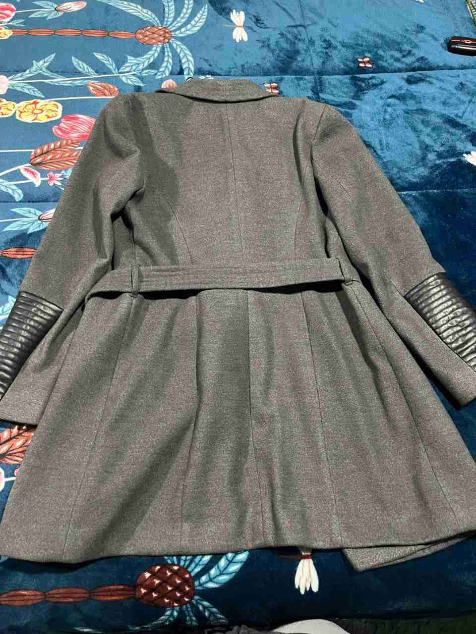 Abrigo gris con detalles de cuero - miniatura 2