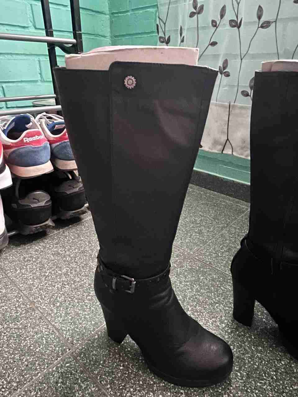 Botas negras altas con tacón - 1