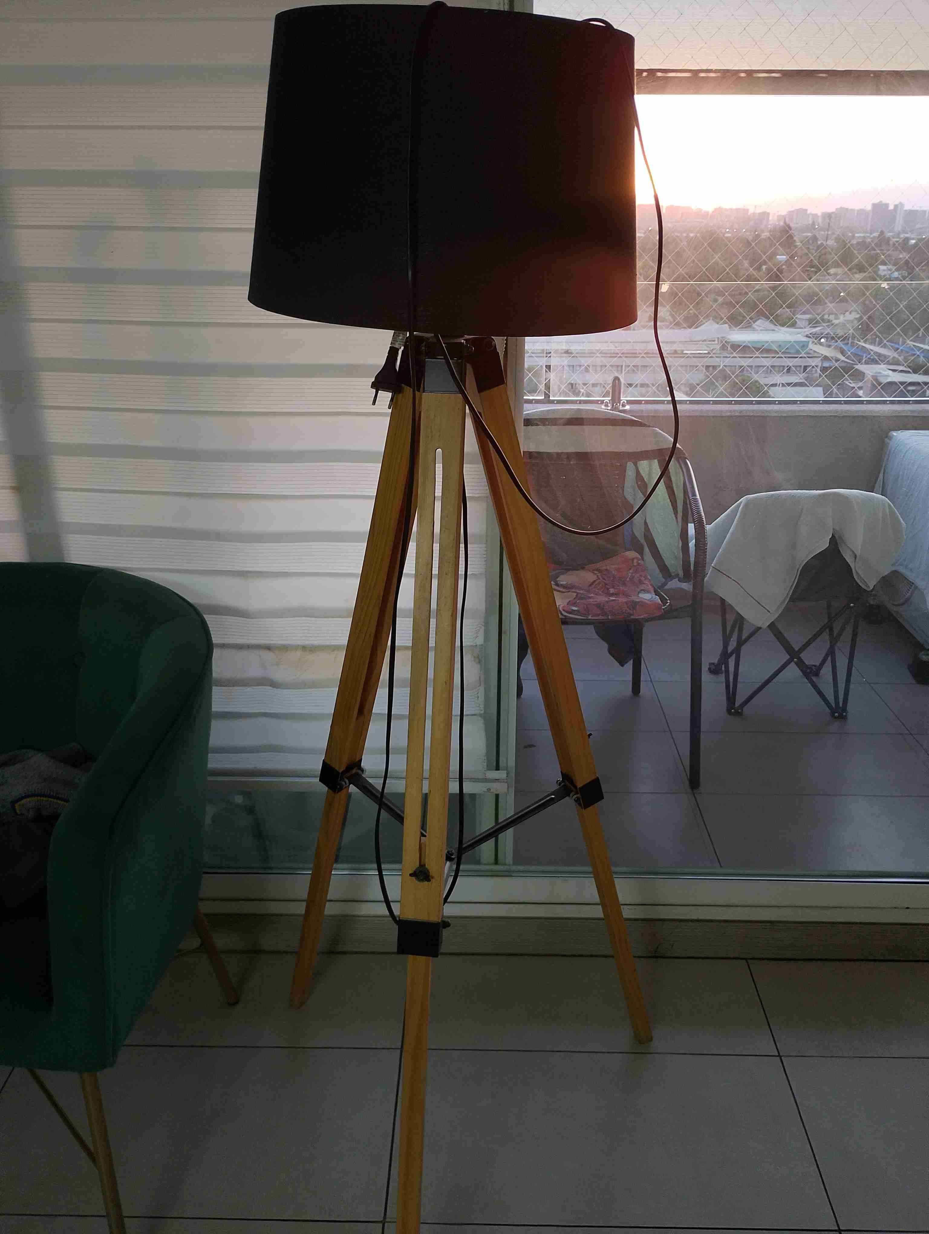 Lámpara trípode de madera