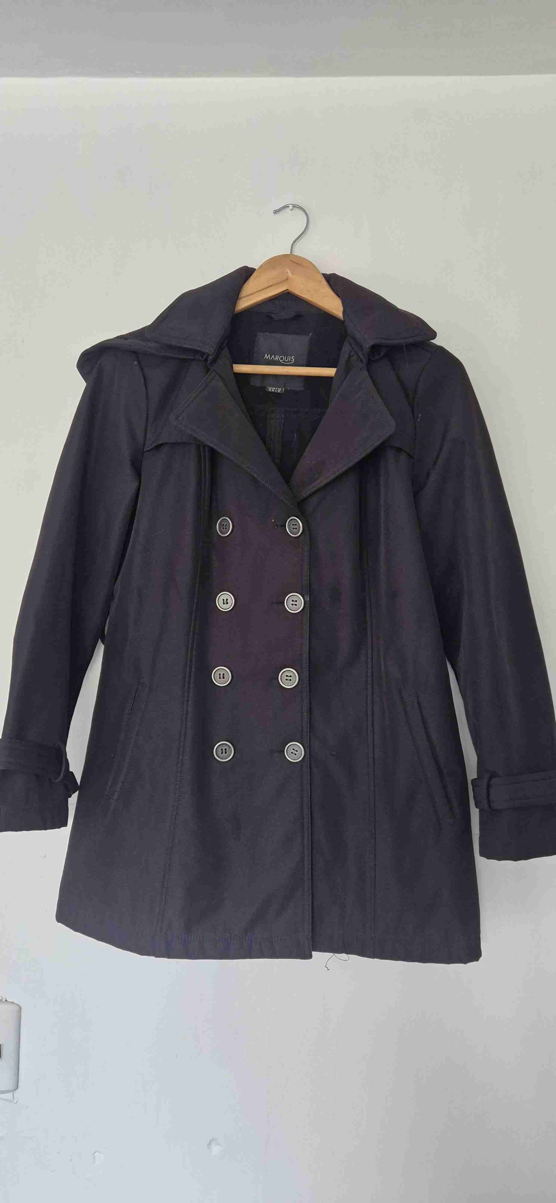 Abrigo negro con doble botonadura