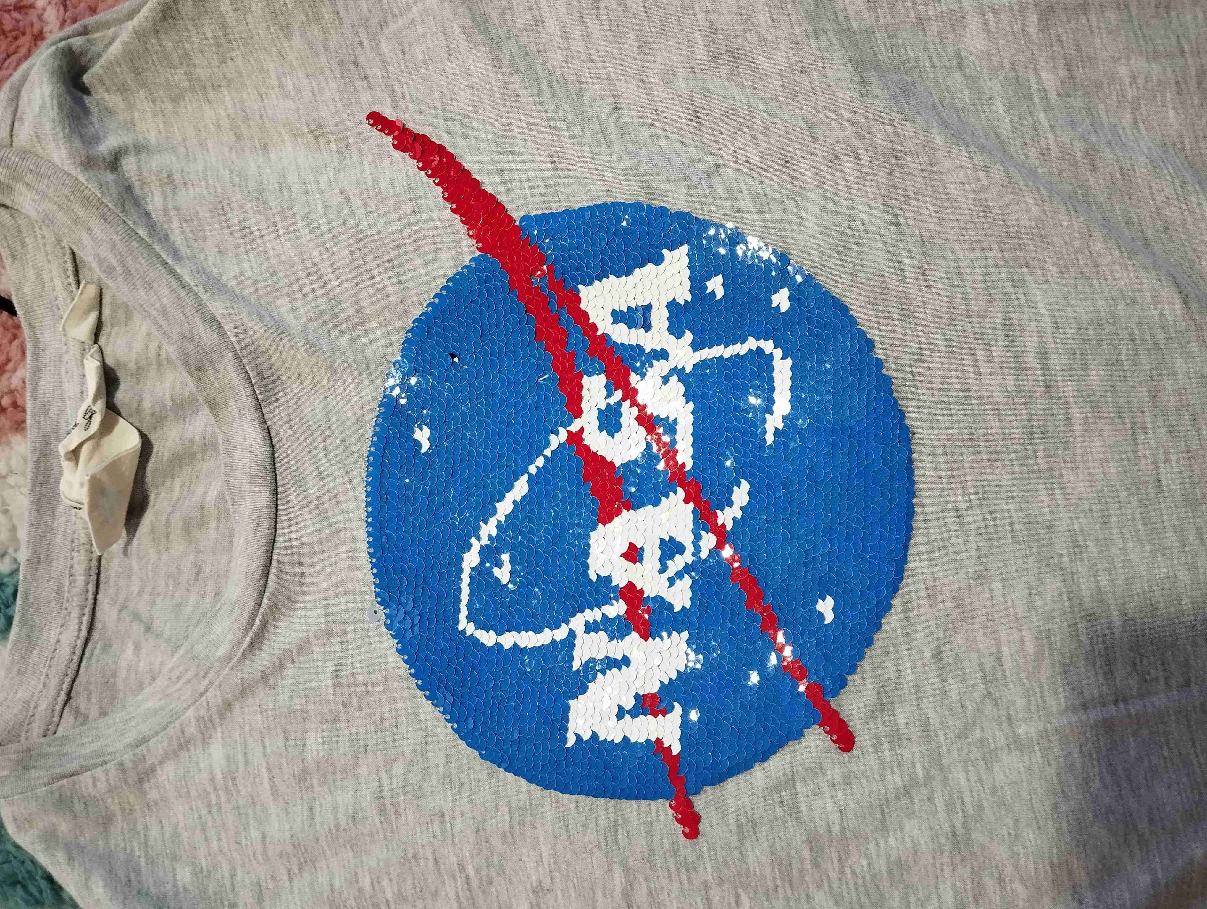 Polera gris con diseño espacial - miniatura 2