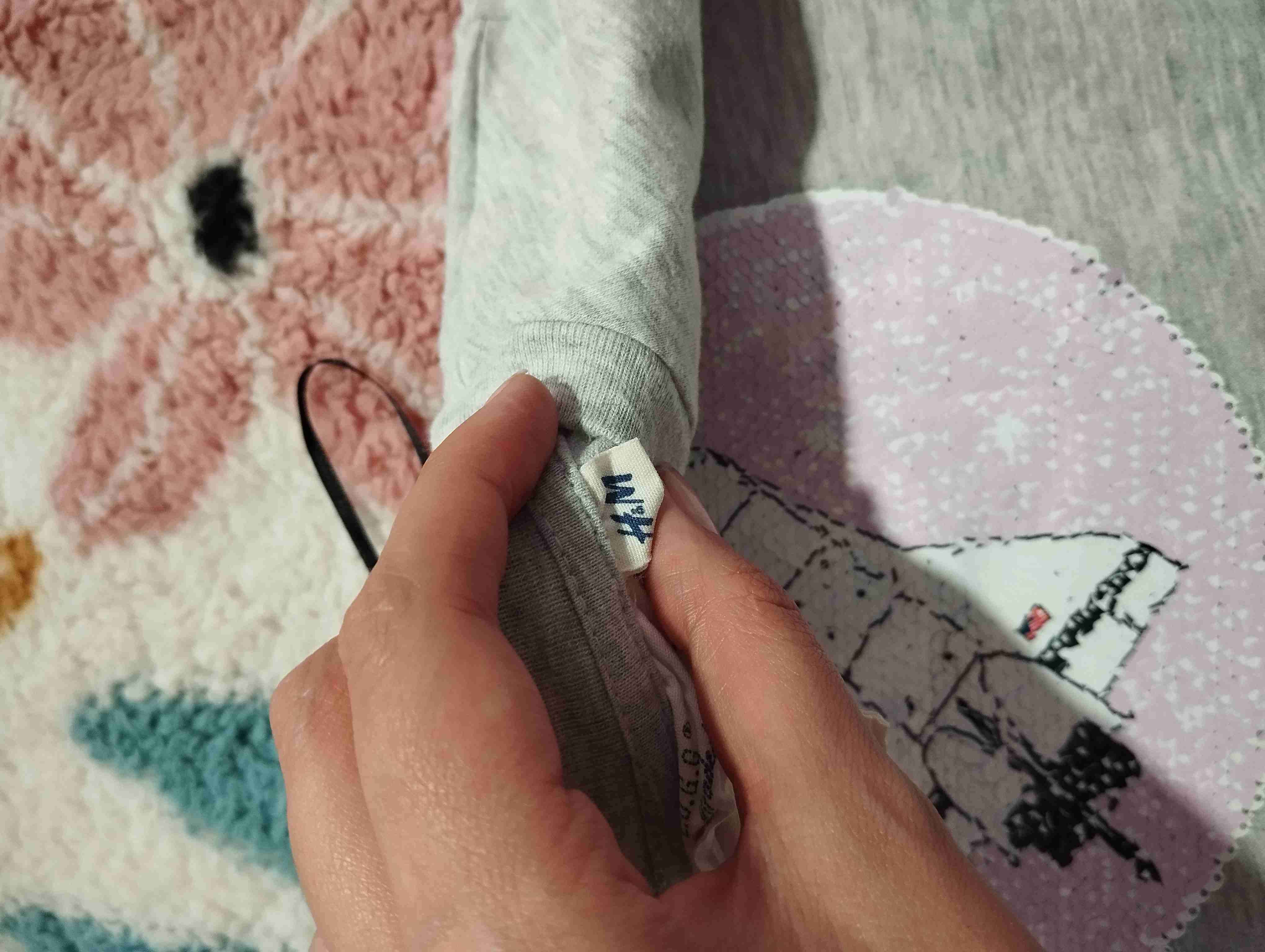 Polera gris con diseño espacial - miniatura 3