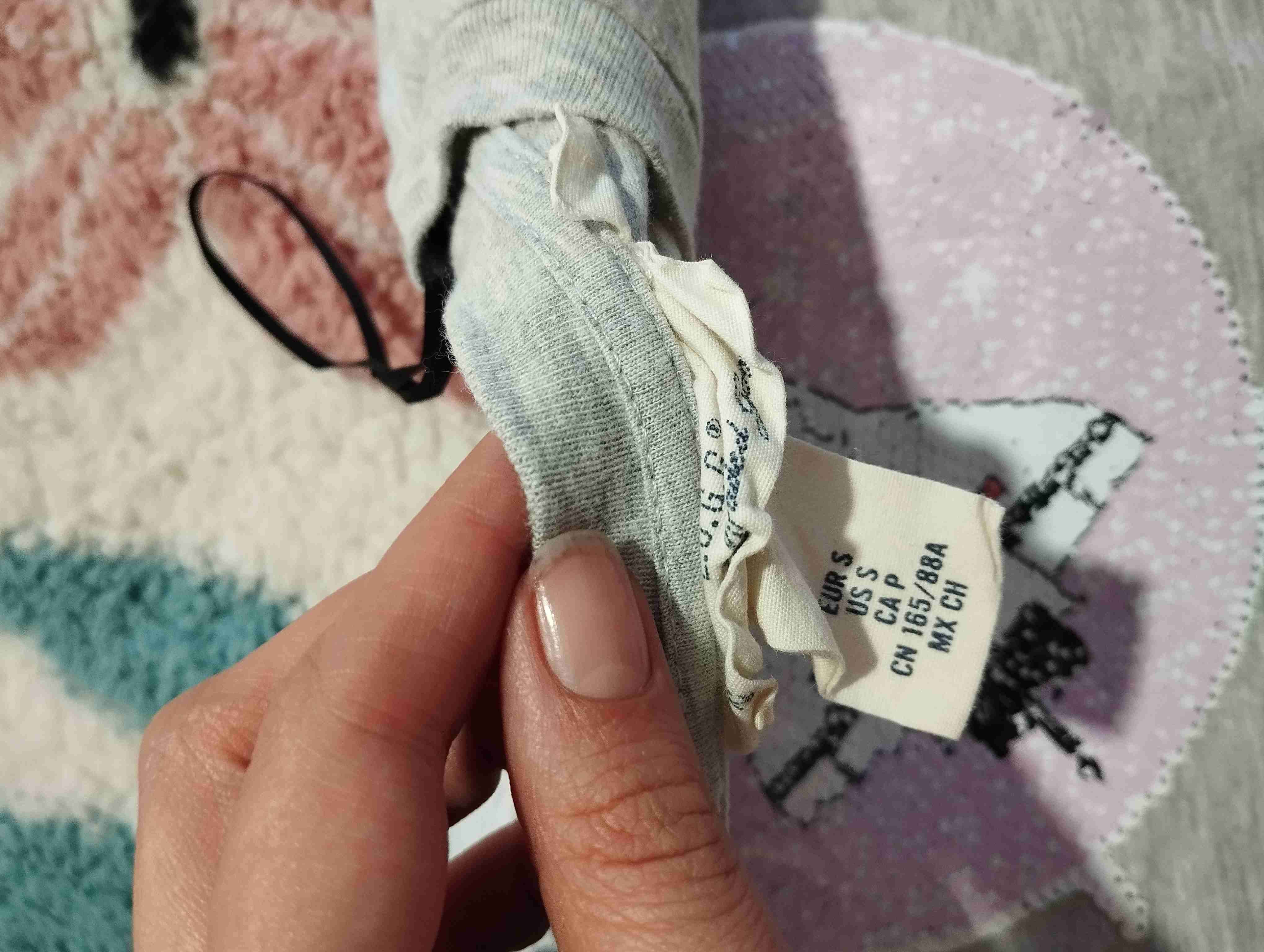 Polera gris con diseño espacial - miniatura 4