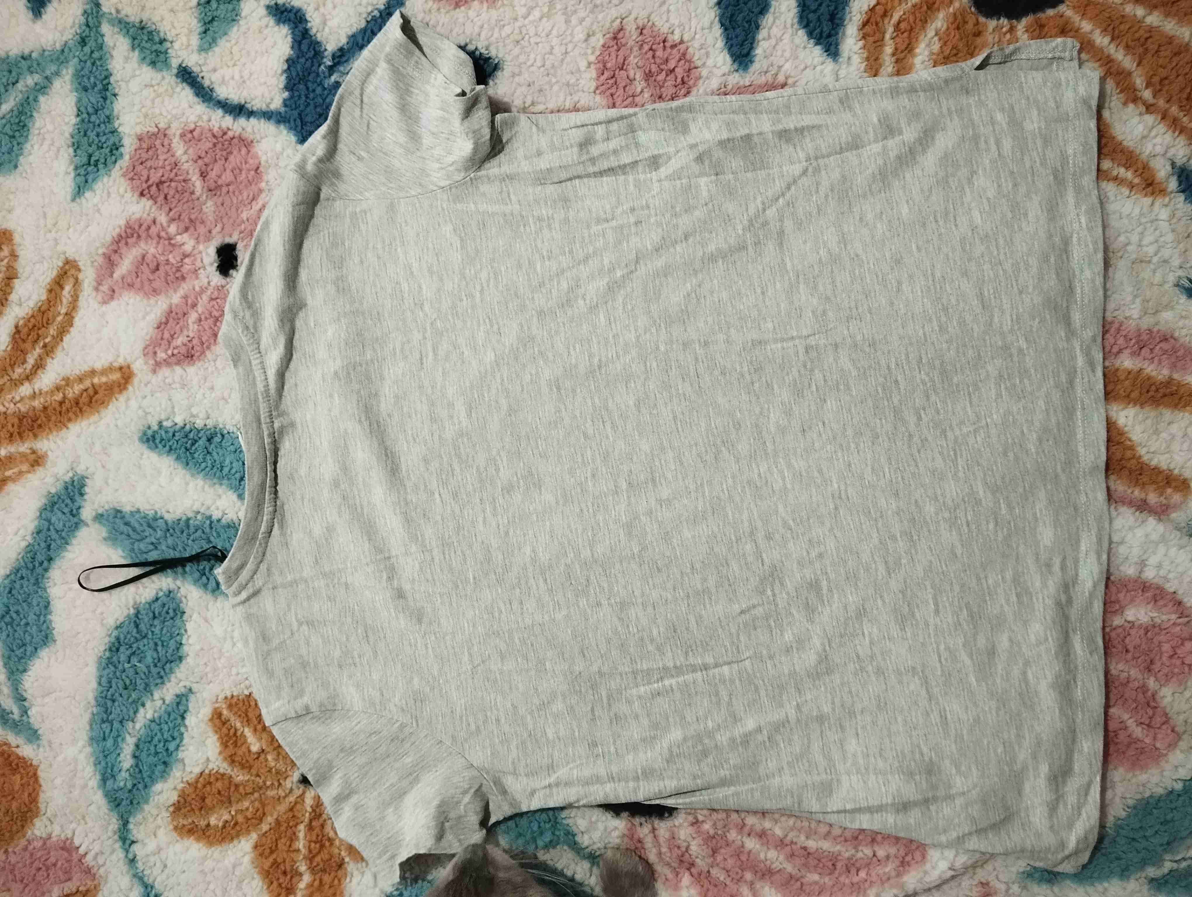 Polera gris con diseño espacial - miniatura 5