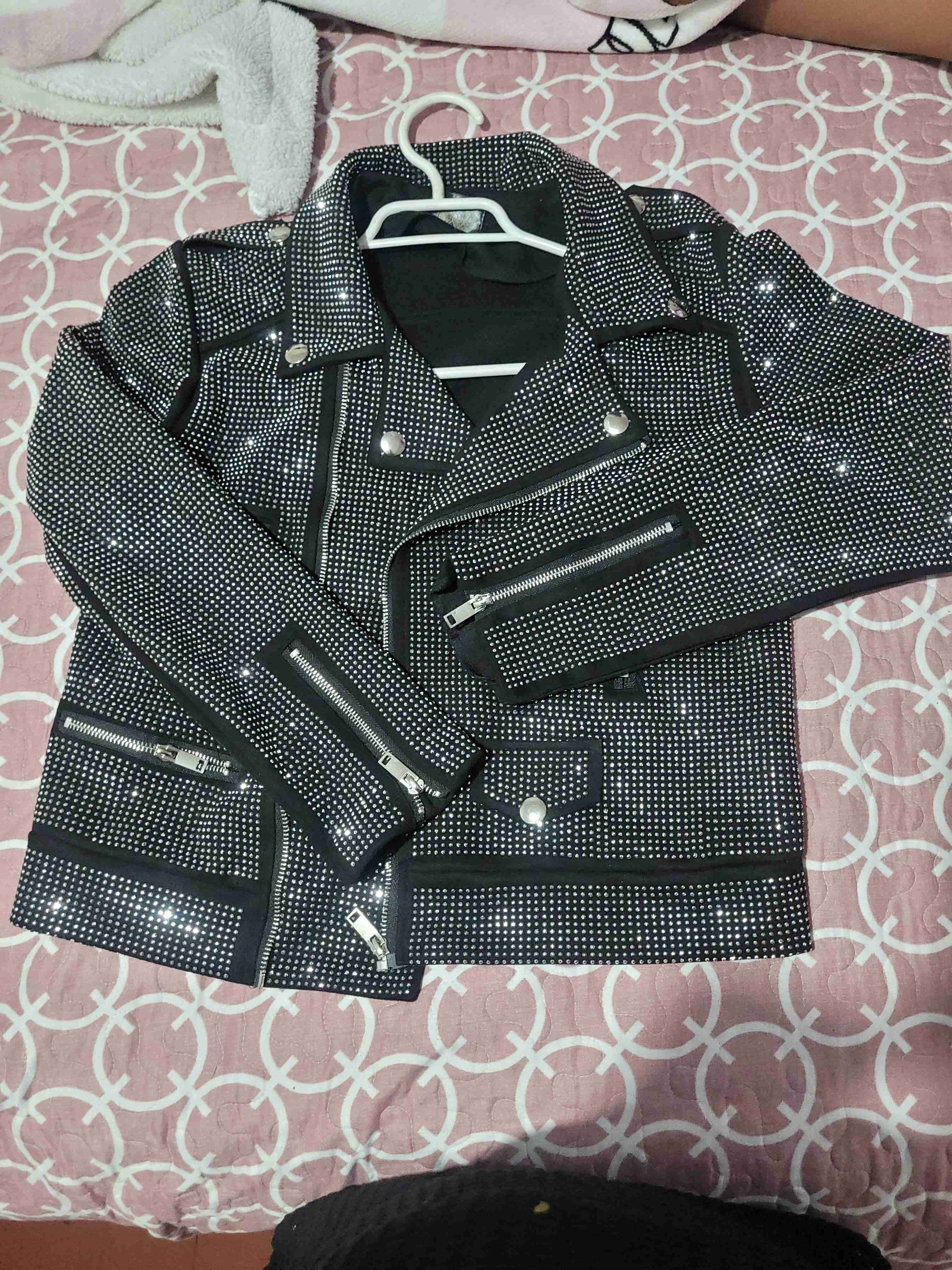 Chaqueta negra con tachuelas