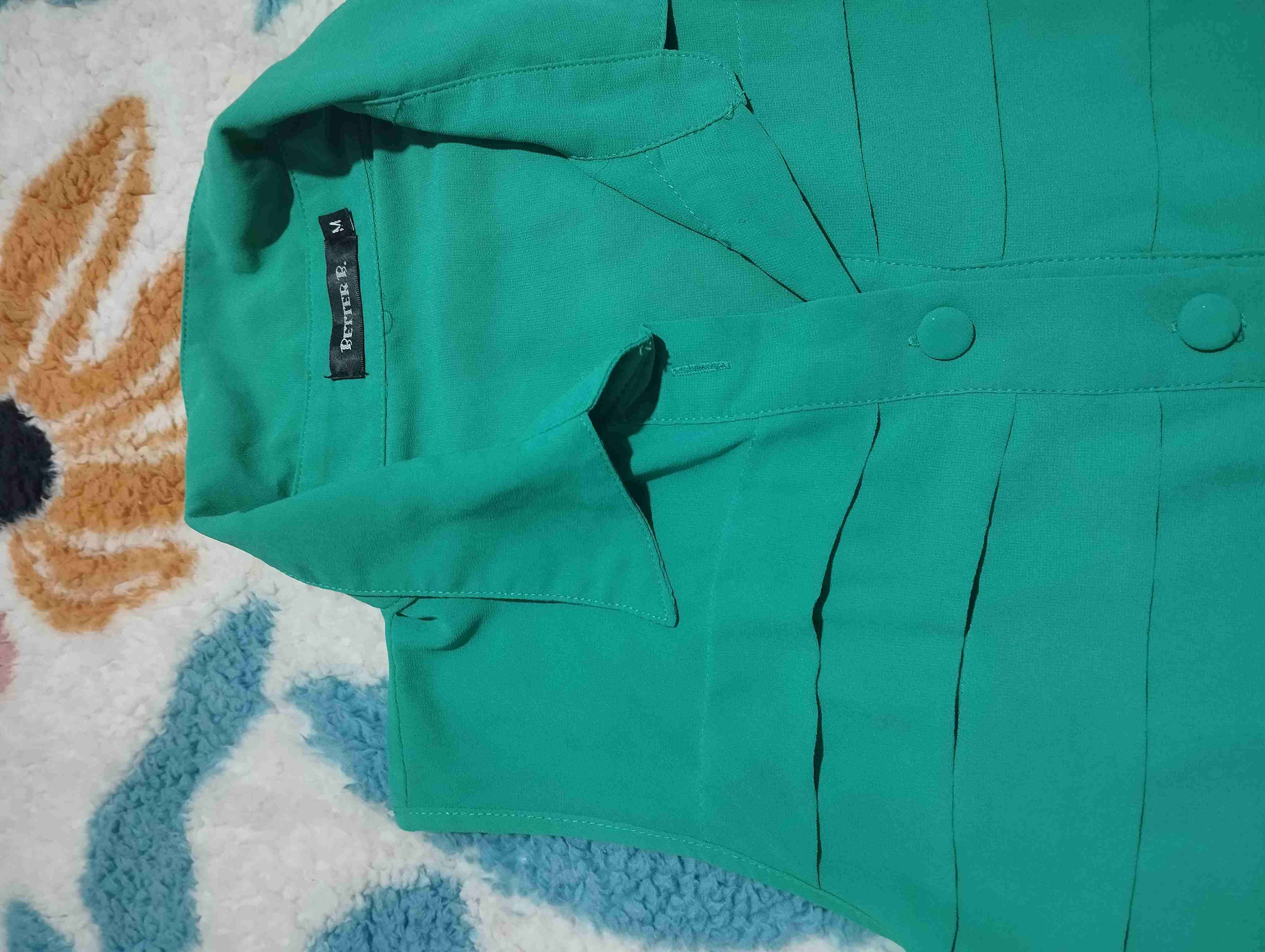 Blusa verde con botones - miniatura 4