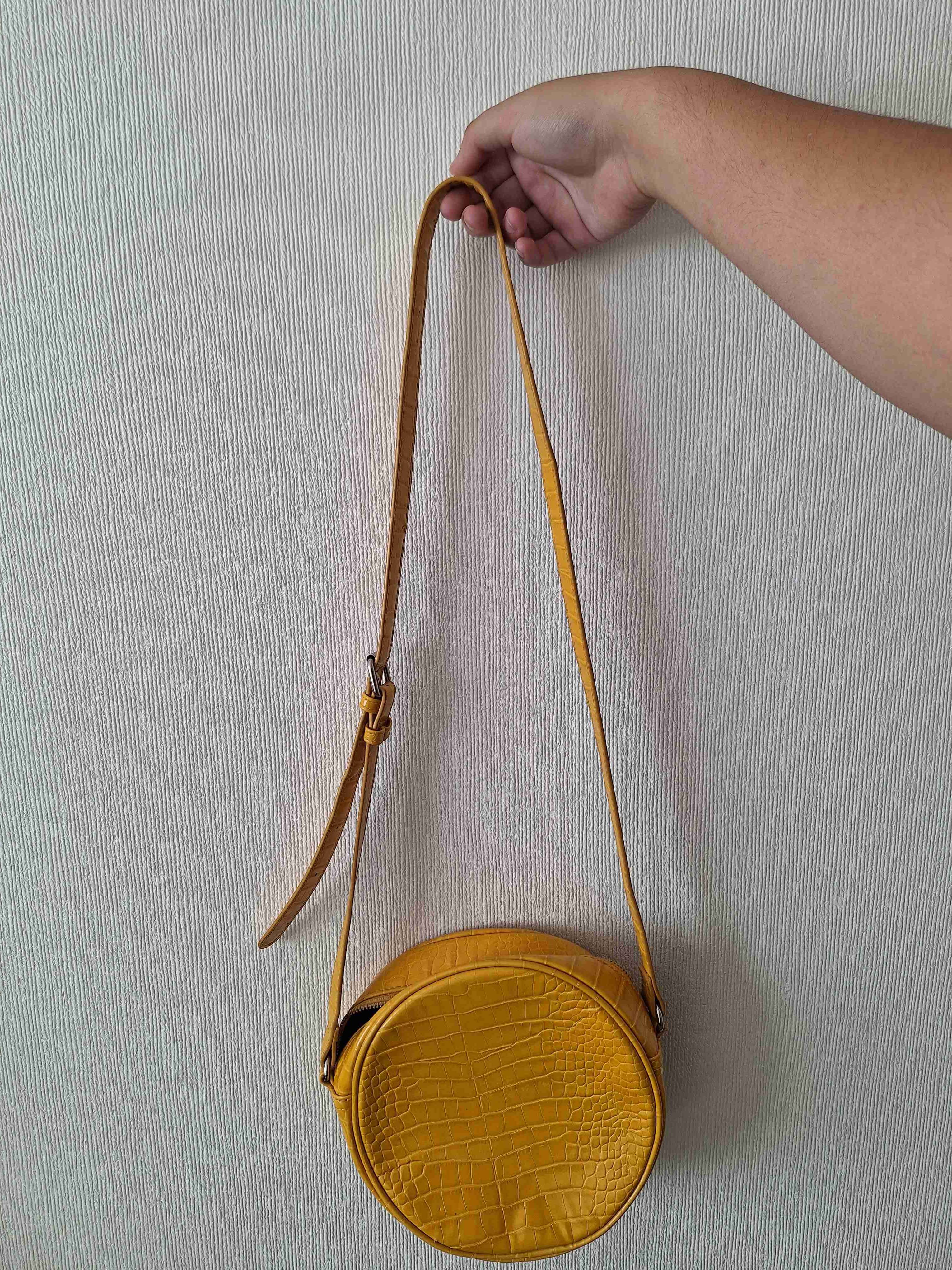 Cartera redonda amarilla