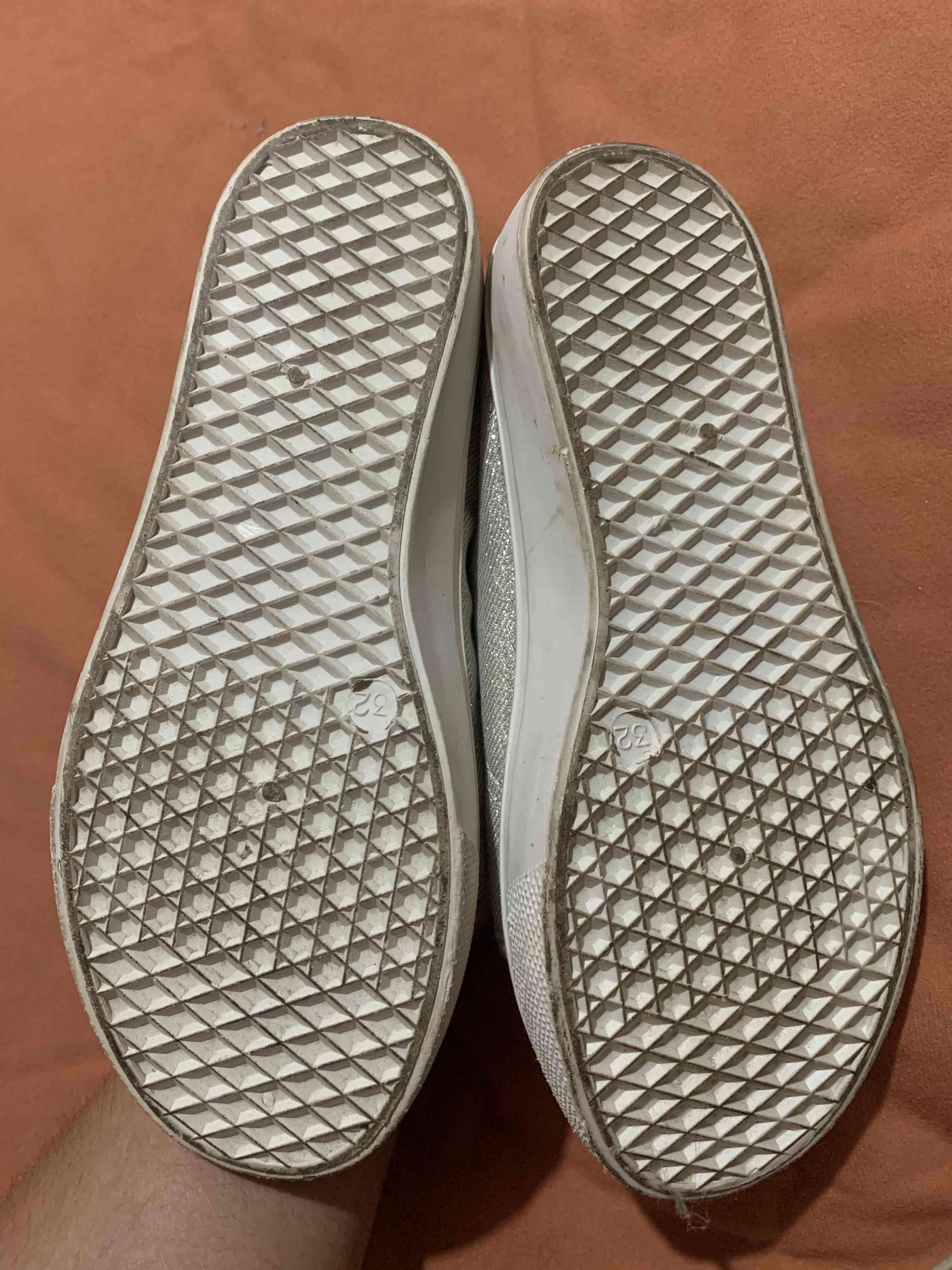 Zapatillas brillantes gris claro - miniatura 2