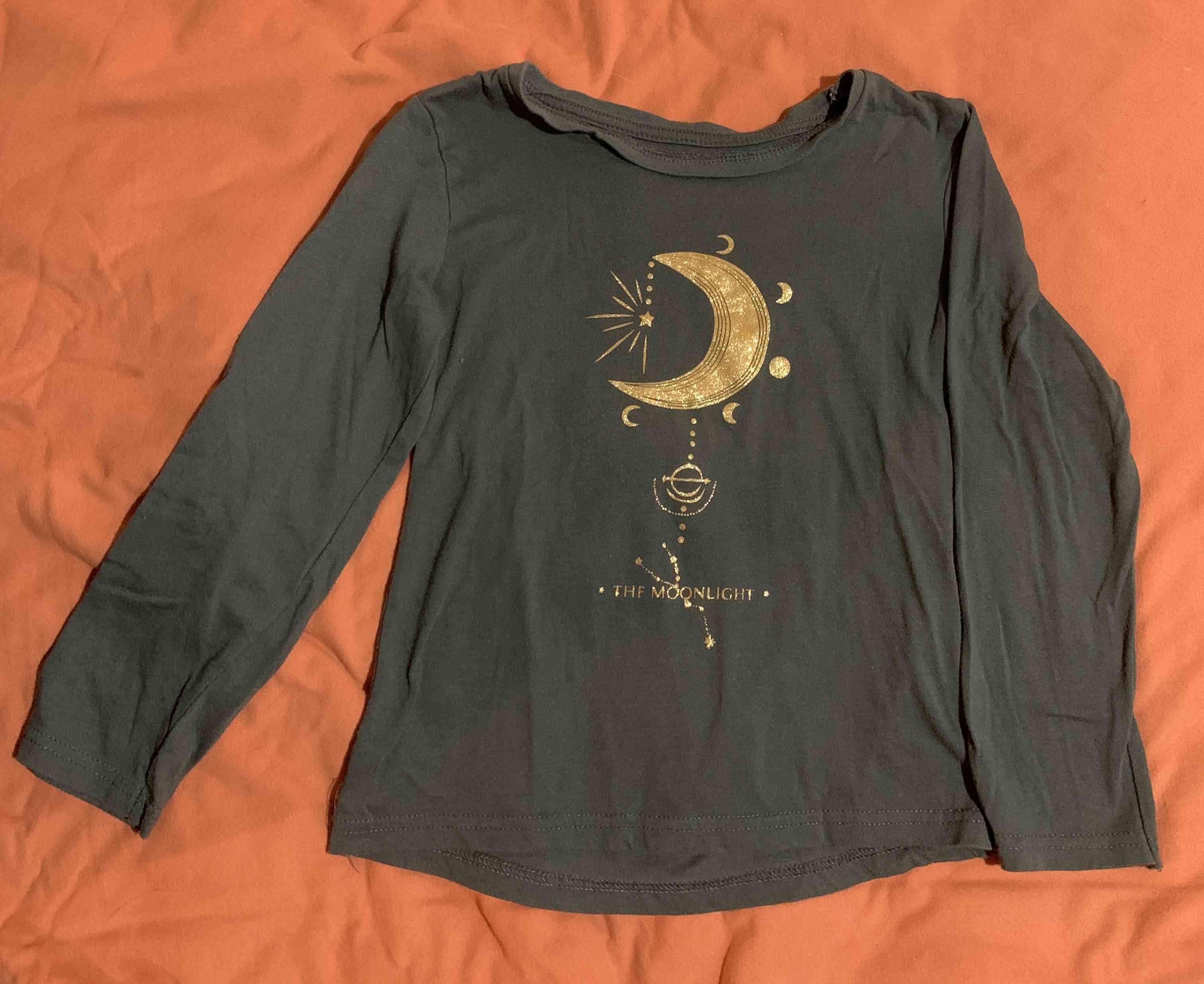 Polera gris con diseño lunar