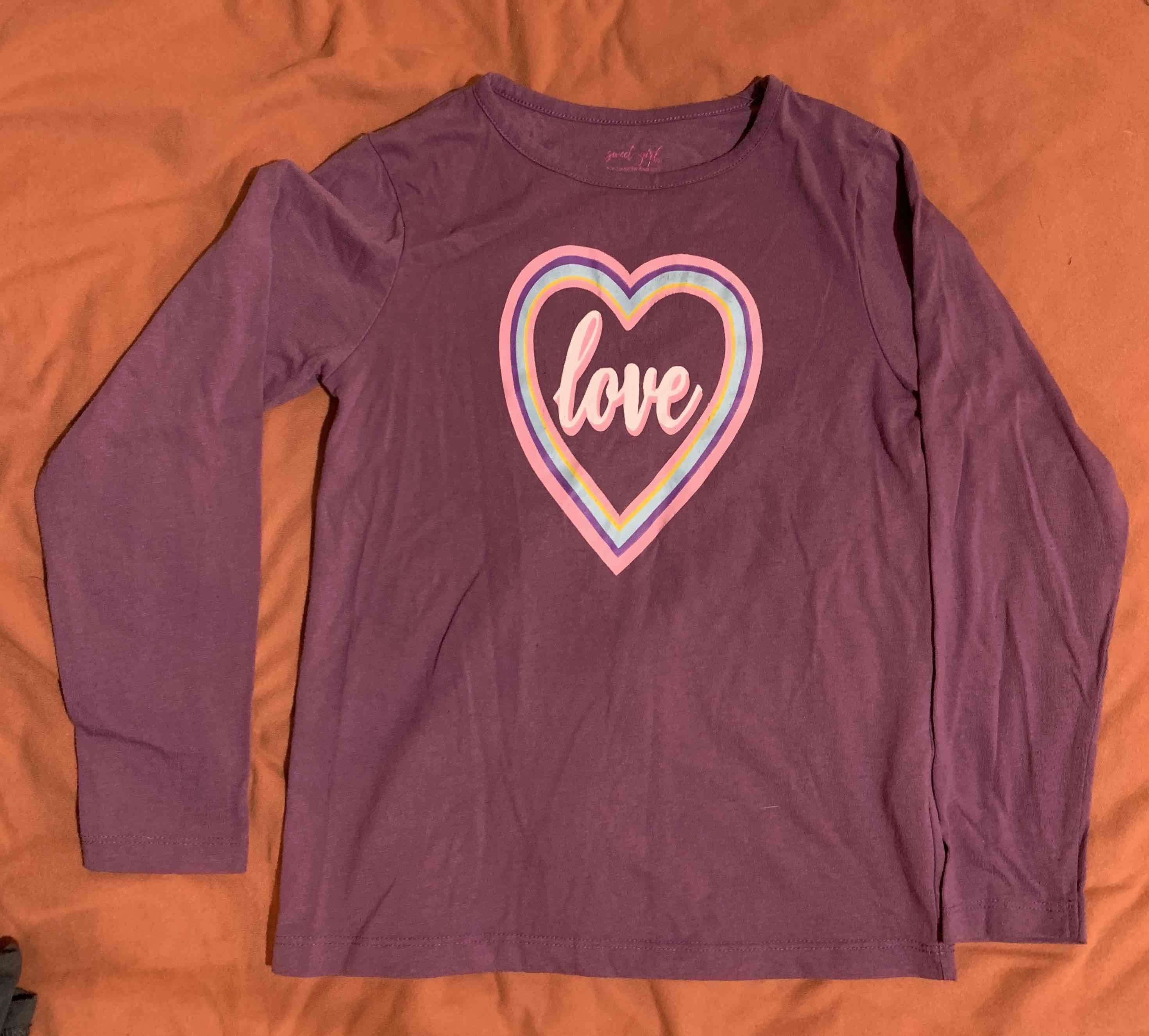 Polera morada con corazón 'love'