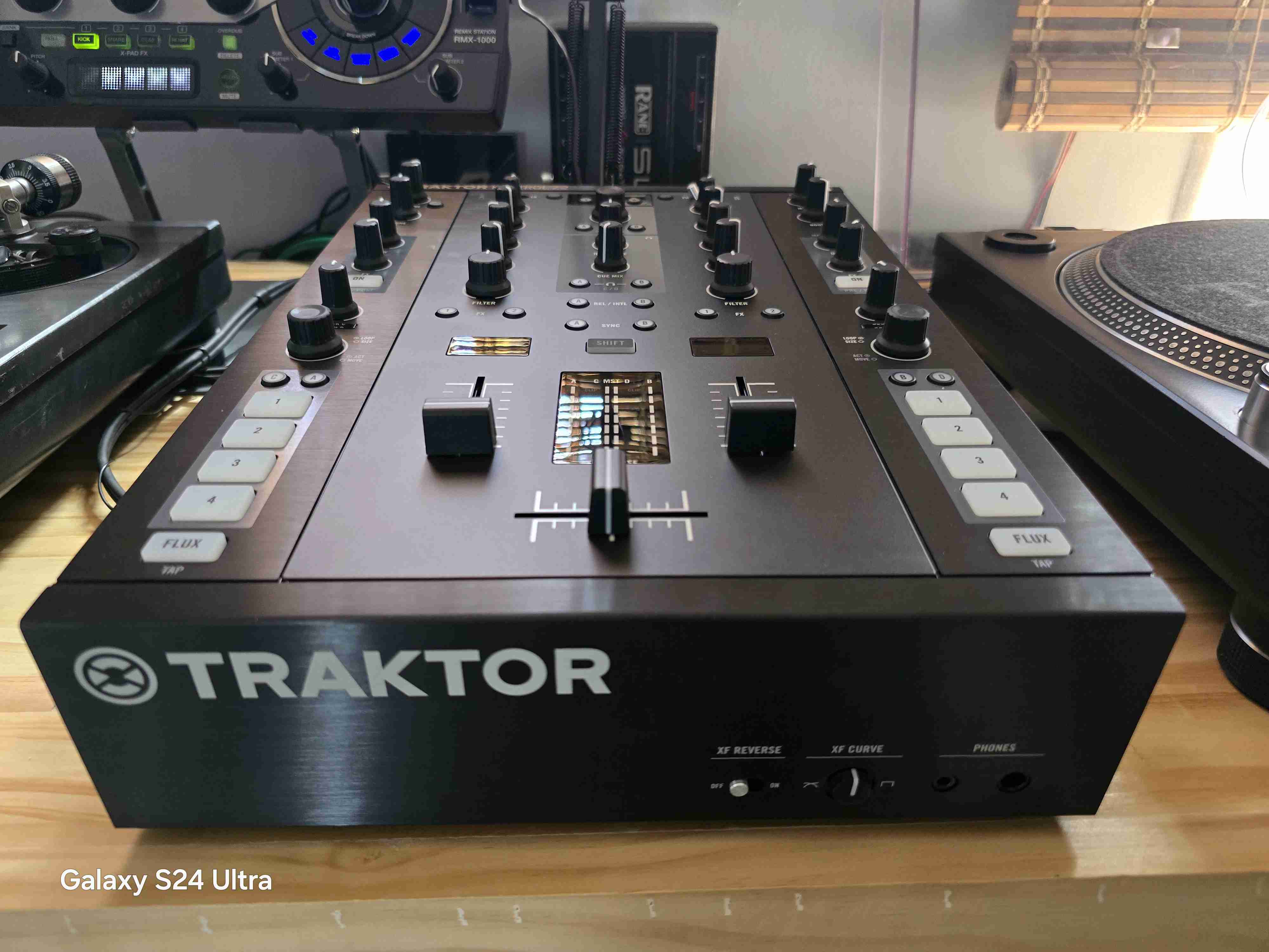 Mixer DJ Traktor Kontrol Z2 - miniatura 2