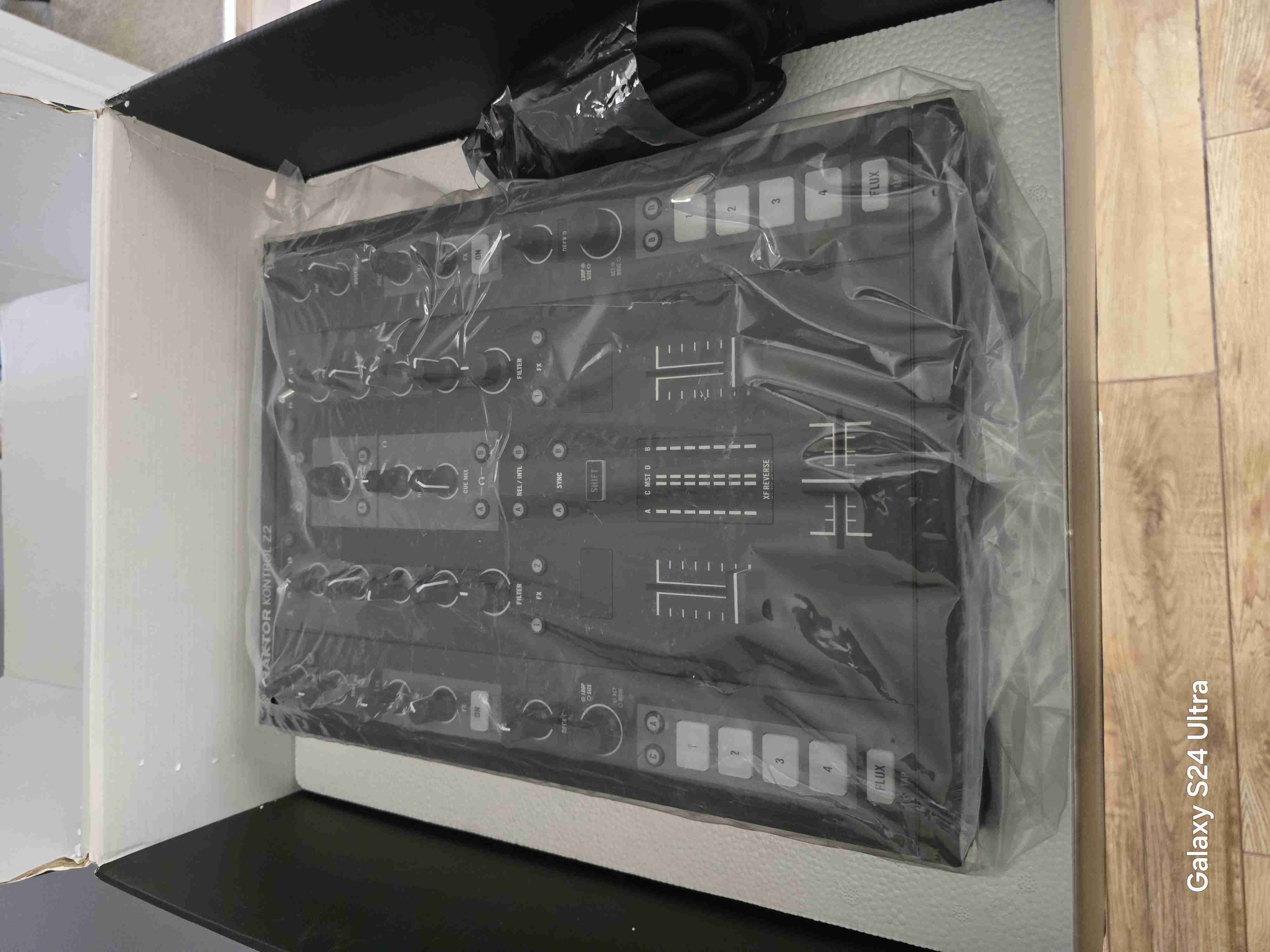 Mixer DJ Traktor Kontrol Z2 - miniatura 3