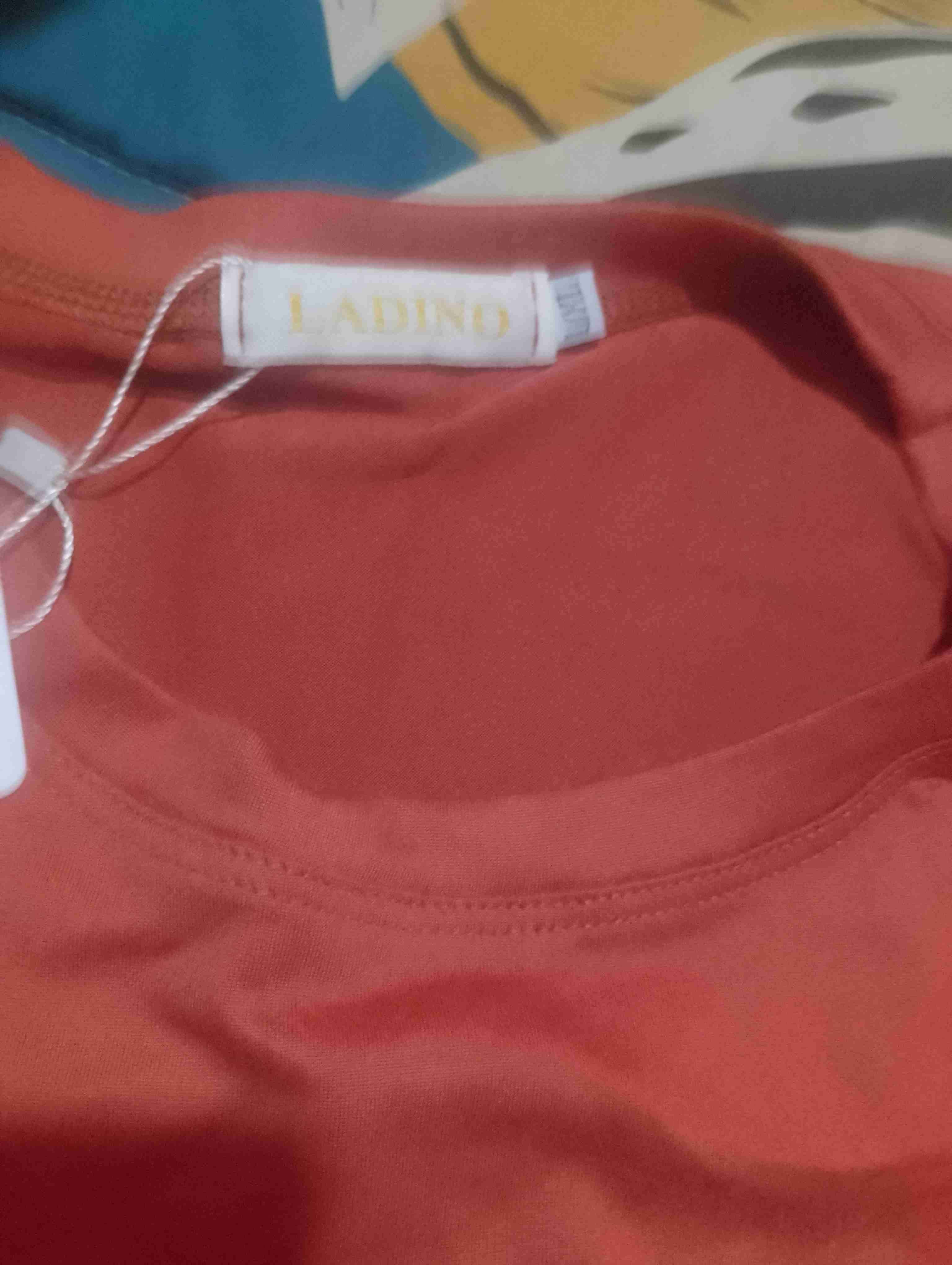 Polera naranja con diseño de corazones - miniatura 2