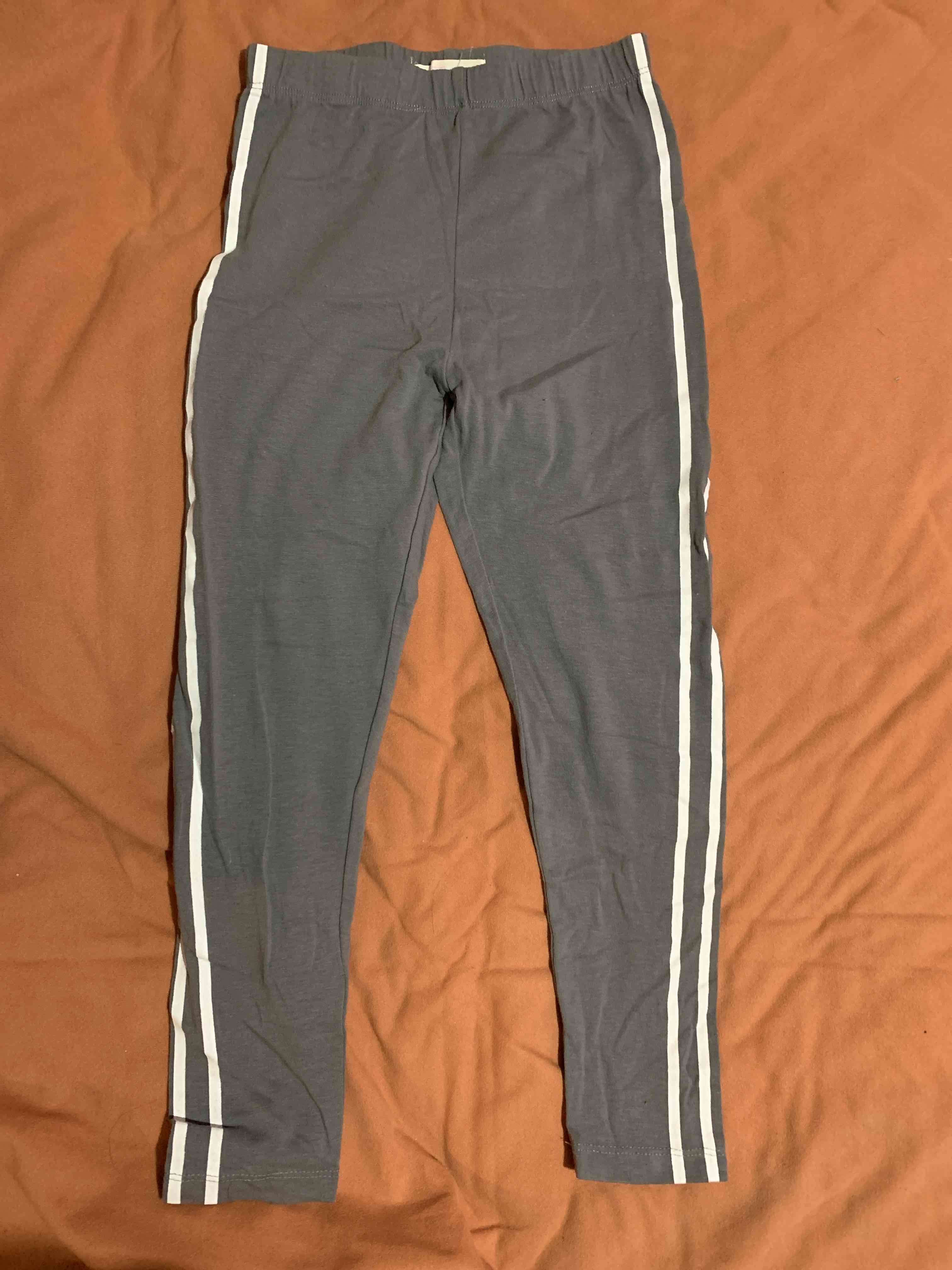 Leggings grises con rayas