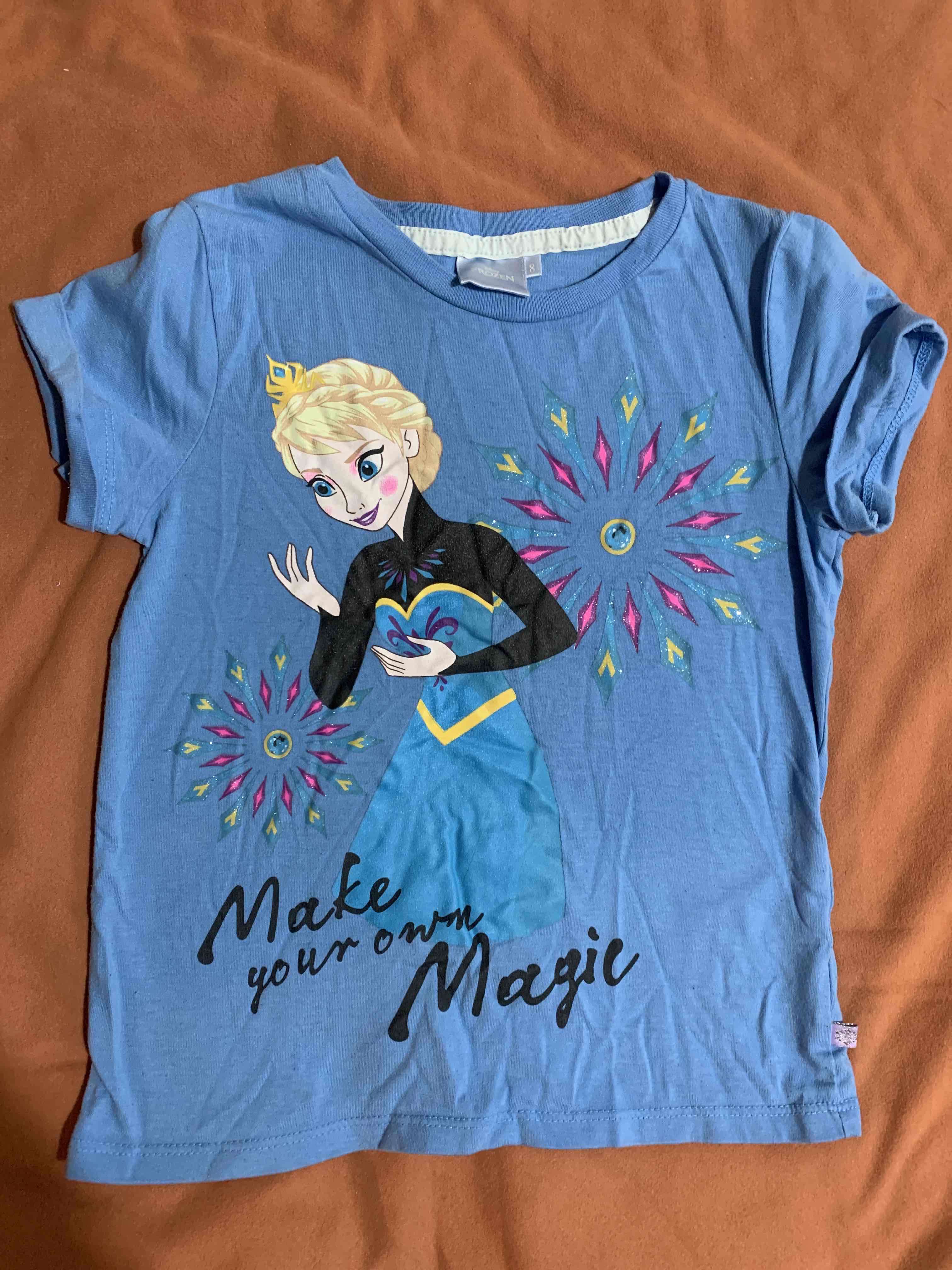 Polera azul de Elsa estampada