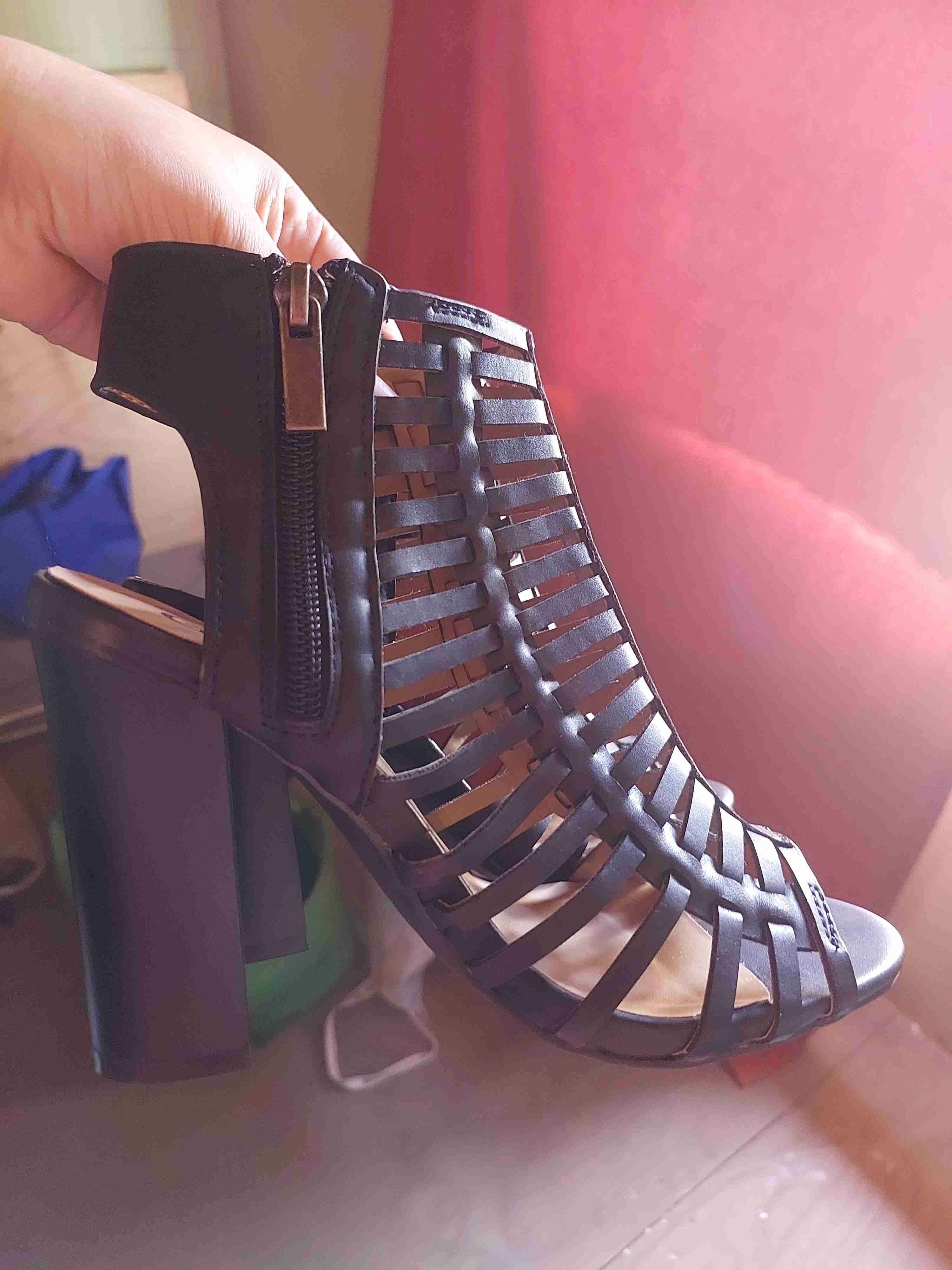 Sandalias negras con taco grueso - miniatura 4