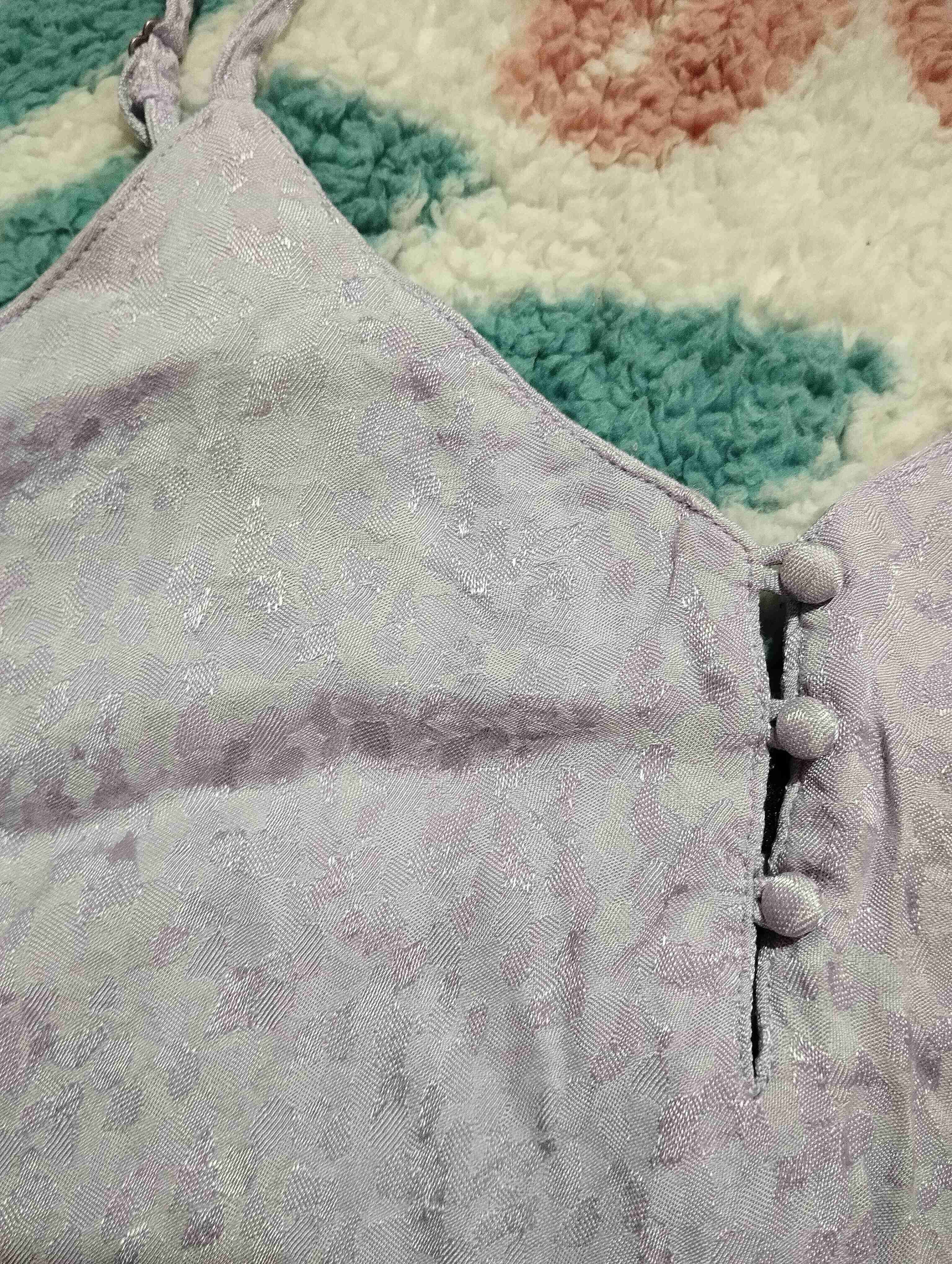 Top morado con botones decorativos - miniatura 4