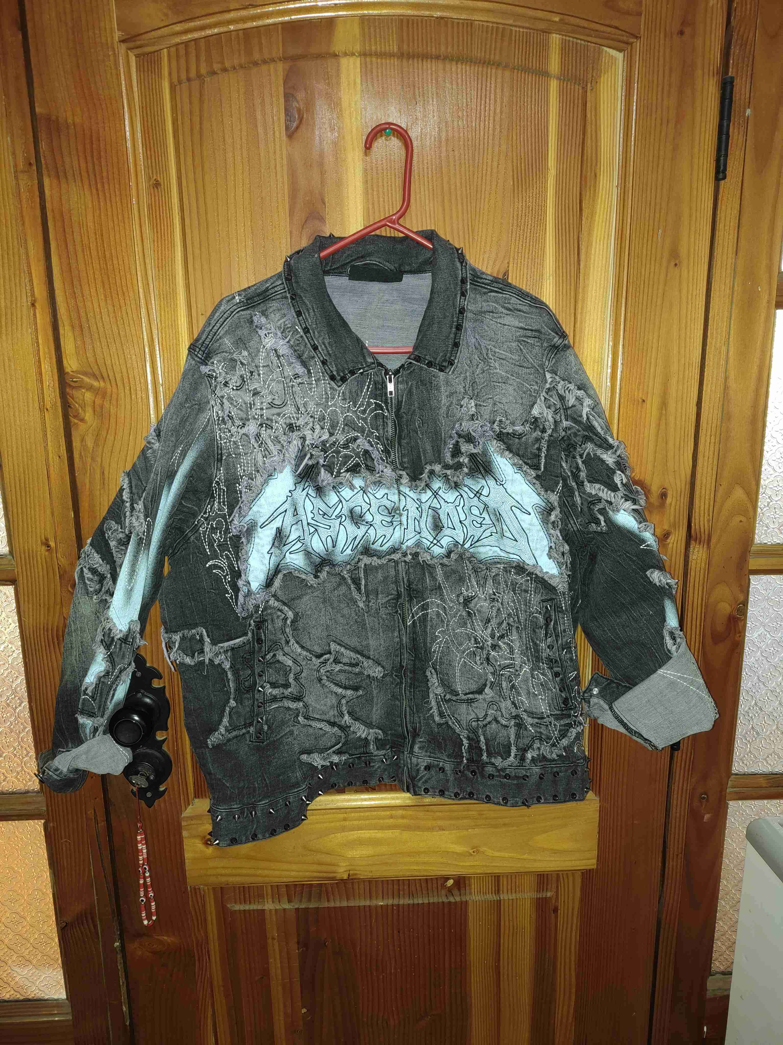 Chaqueta mezclilla diseño rasgado