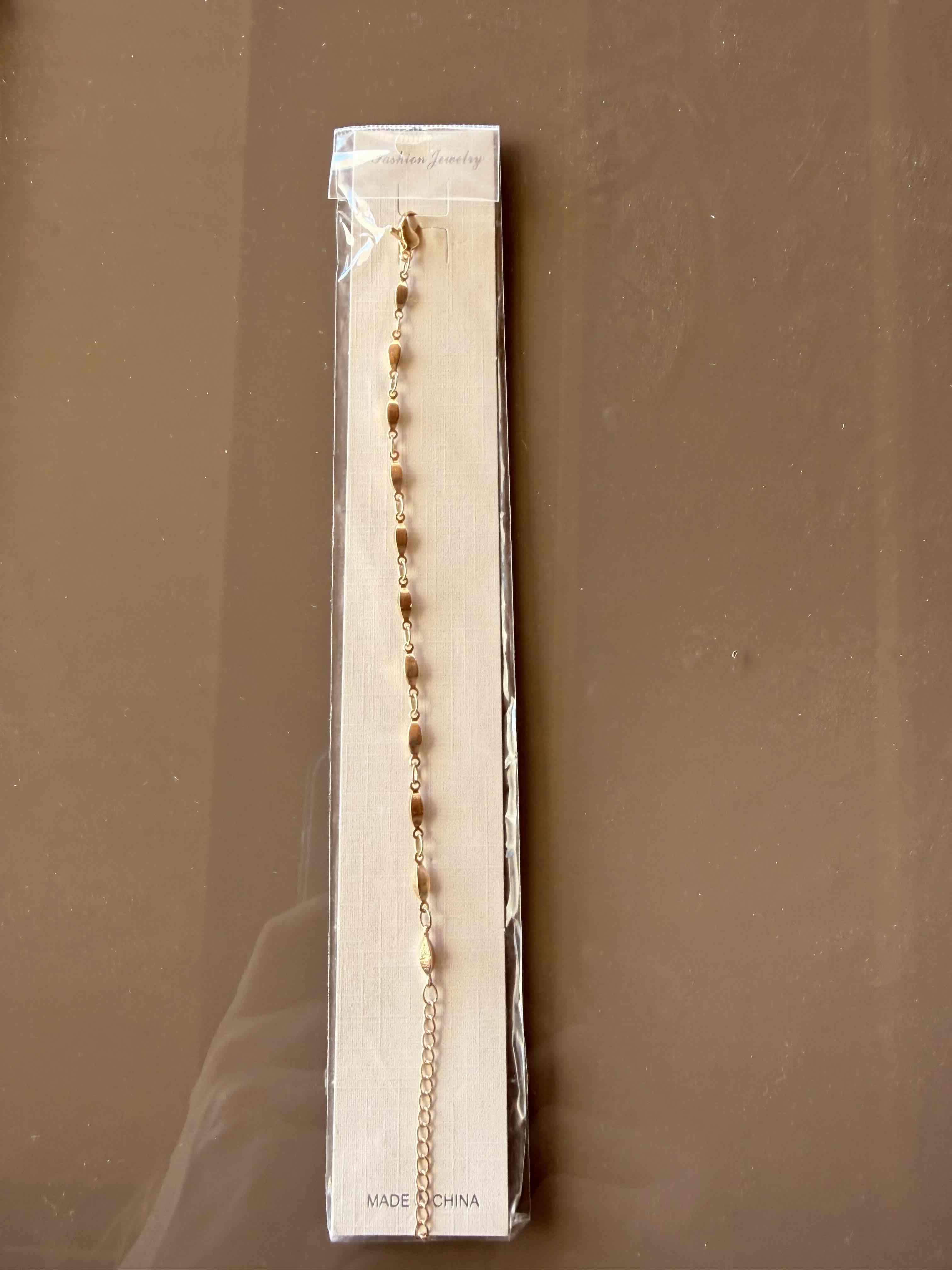 Conjunto de collar y aros dorados - miniatura 3