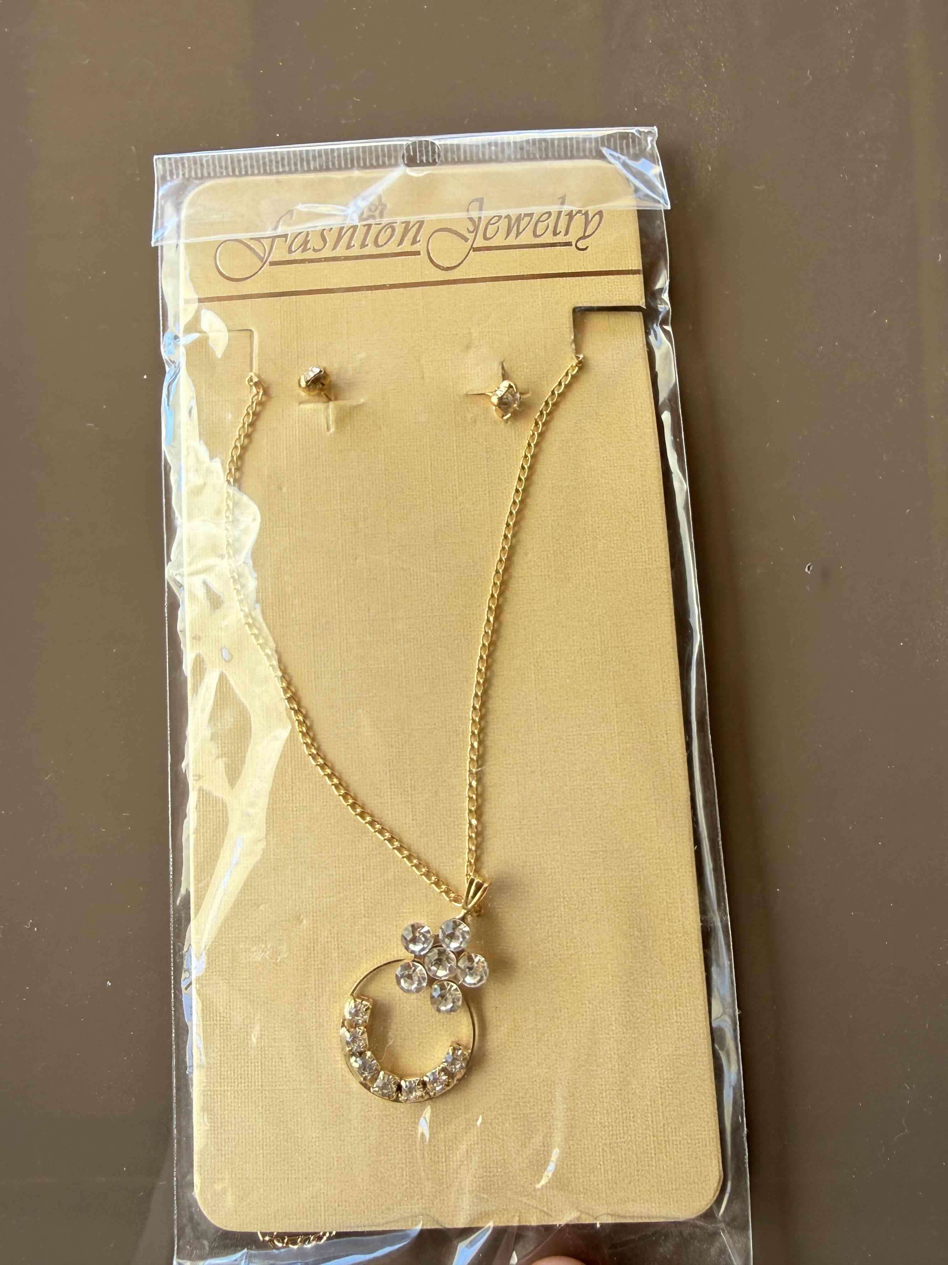 Conjunto de collar y aros dorados - miniatura 4